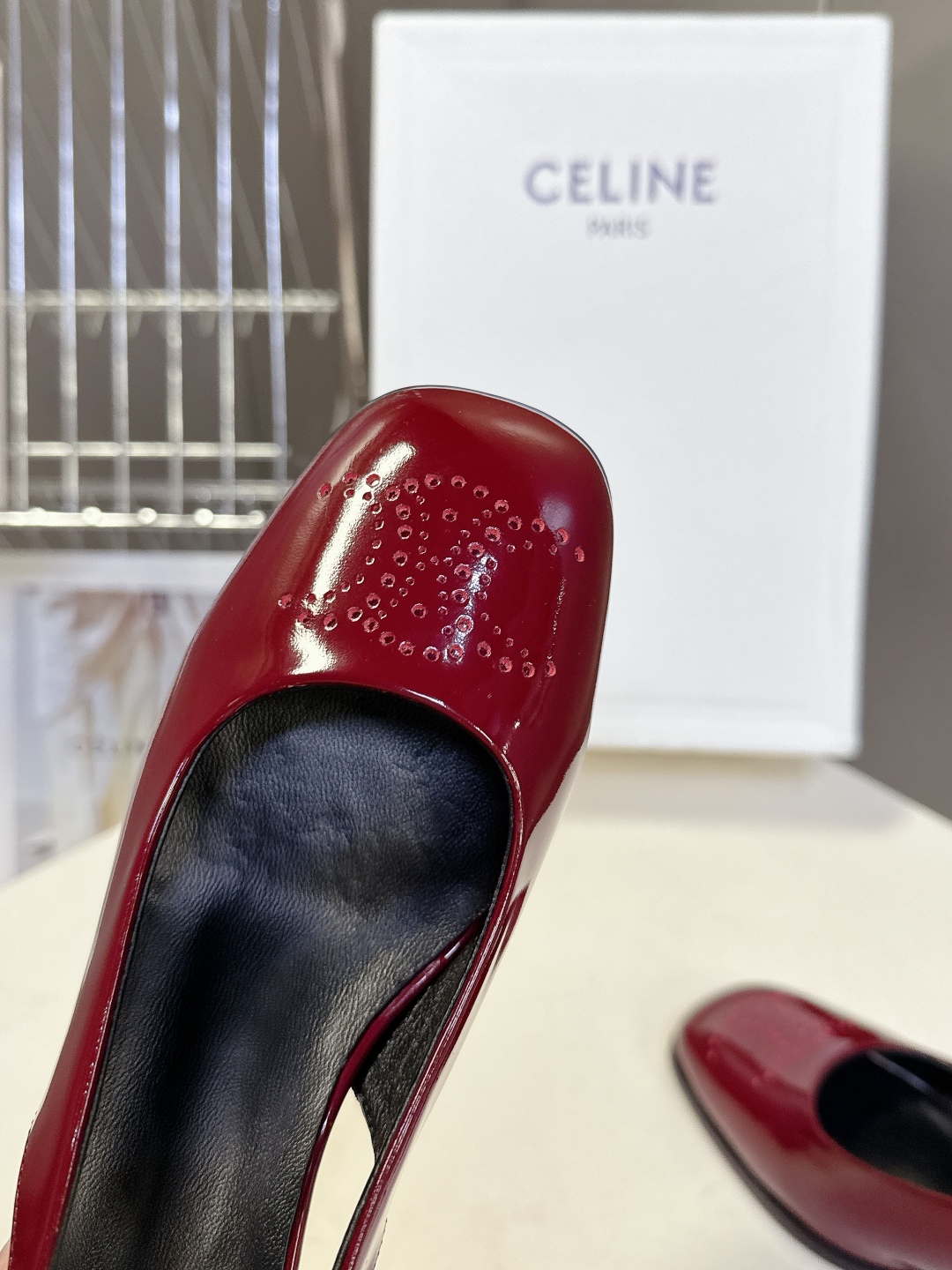  Celine思琳春夏凯旋门时装高跟鞋 柔美的露脚设计，

上脚真的超级显瘦超级美 C家特定的精致凯旋门