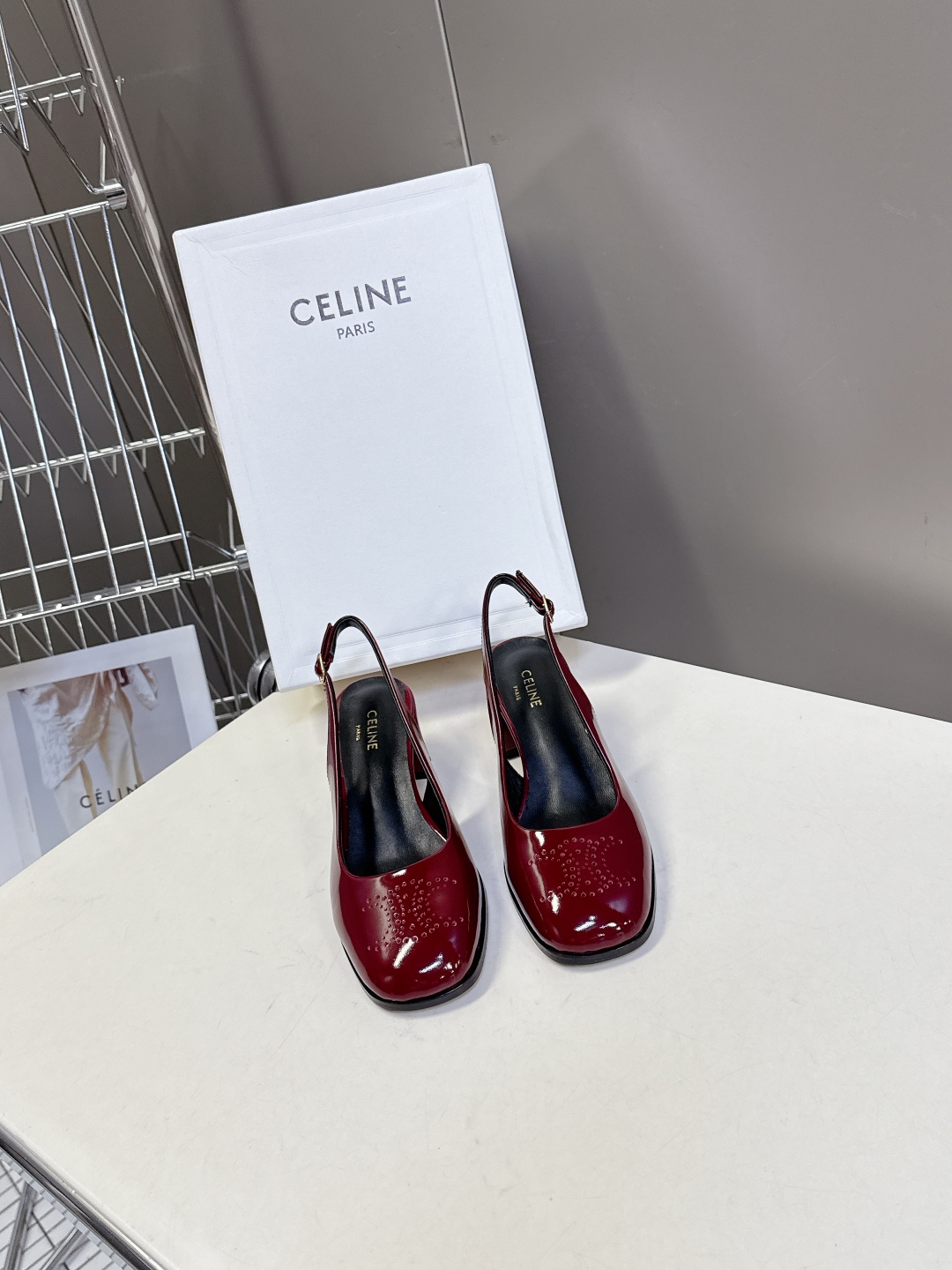  Celine思琳春夏凯旋门时装高跟鞋 柔美的露脚设计，

上脚真的超级显瘦超级美 C家特定的精致凯旋门
