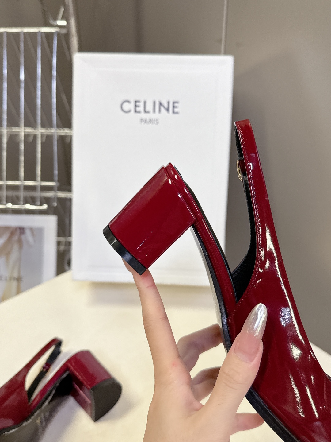  Celine思琳春夏凯旋门时装高跟鞋 柔美的露脚设计，

上脚真的超级显瘦超级美 C家特定的精致凯旋门