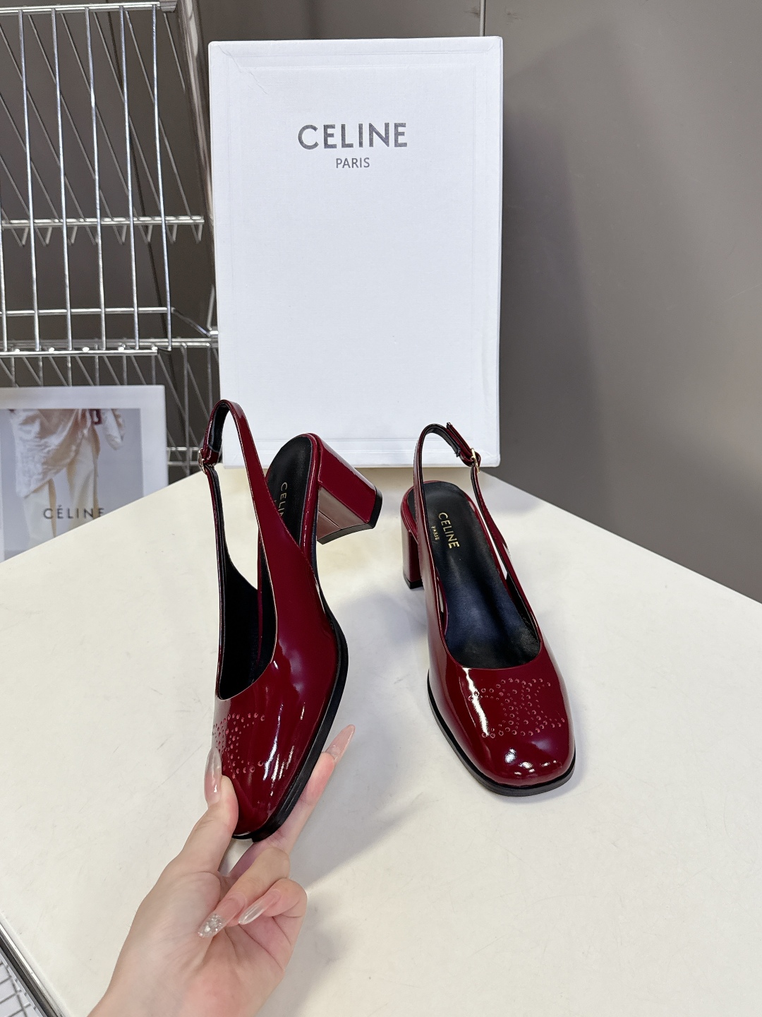  Celine思琳春夏凯旋门时装高跟鞋 柔美的露脚设计，

上脚真的超级显瘦超级美 C家特定的精致凯旋门