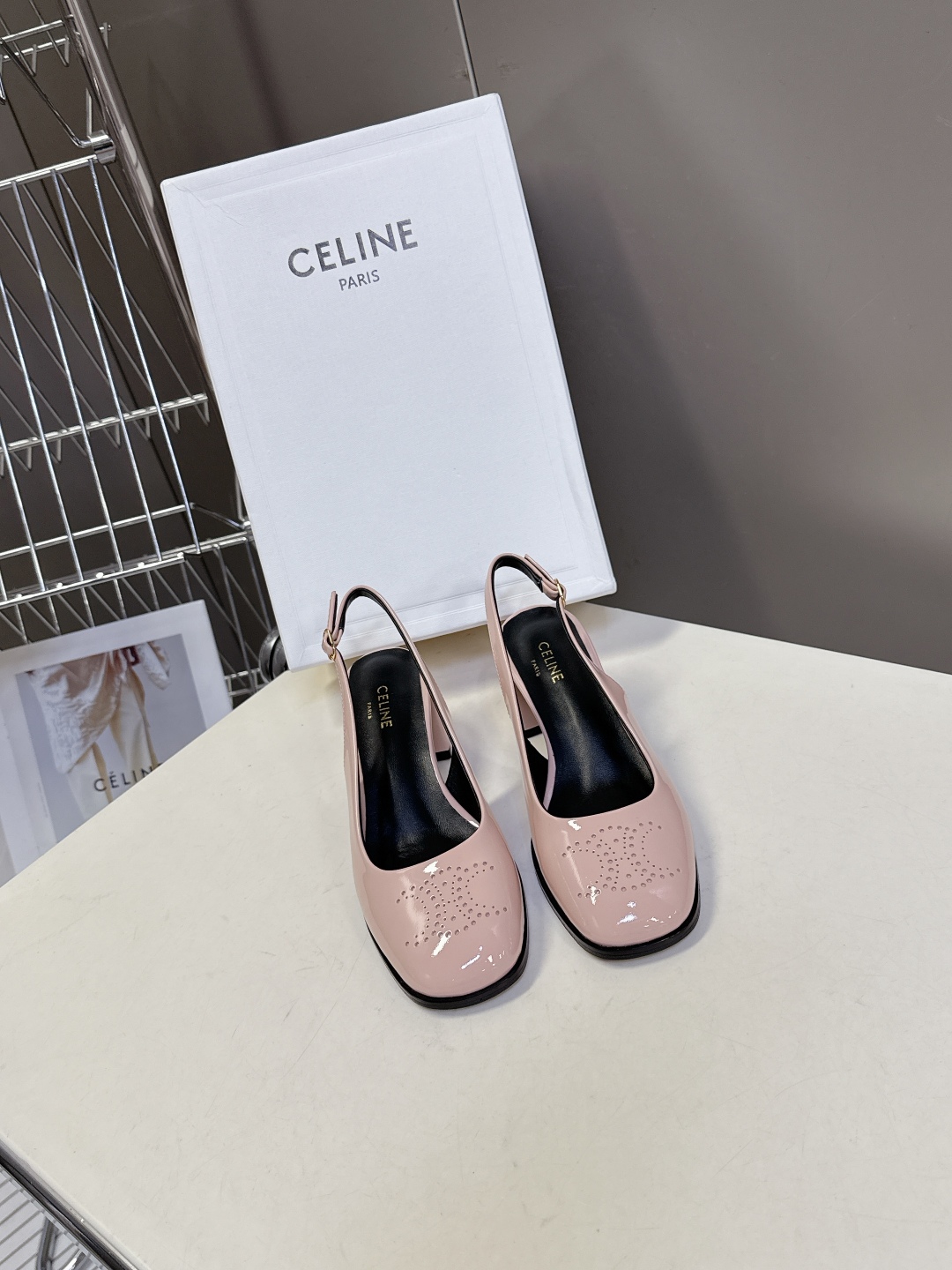  Celine思琳春夏凯旋门时装高跟鞋 柔美的露脚设计，

上脚真的超级显瘦超级美 C家特定的精致凯旋门