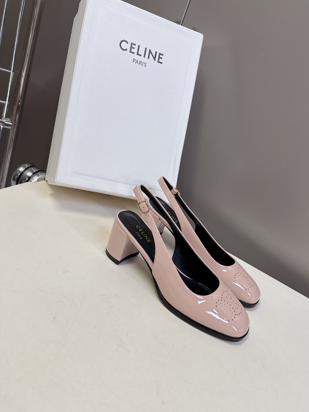  Celine思琳春夏凯旋门时装高跟鞋 柔美的露脚设计，

上脚真的超级显瘦超级美 C家特定的精致凯旋门
