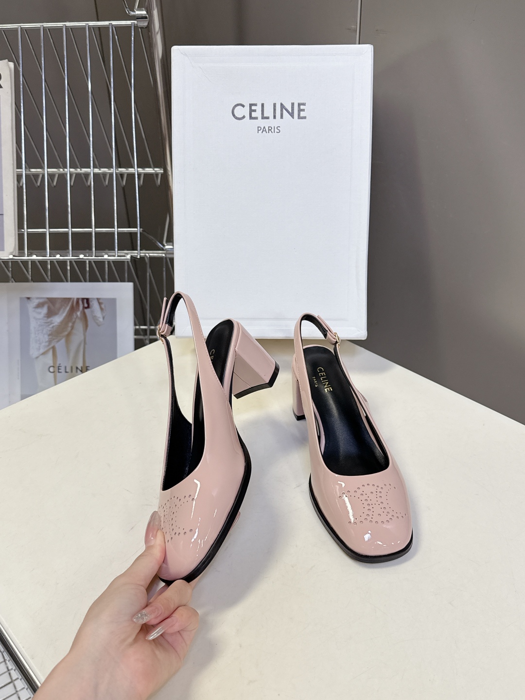  Celine思琳春夏凯旋门时装高跟鞋 柔美的露脚设计，

上脚真的超级显瘦超级美 C家特定的精致凯旋门