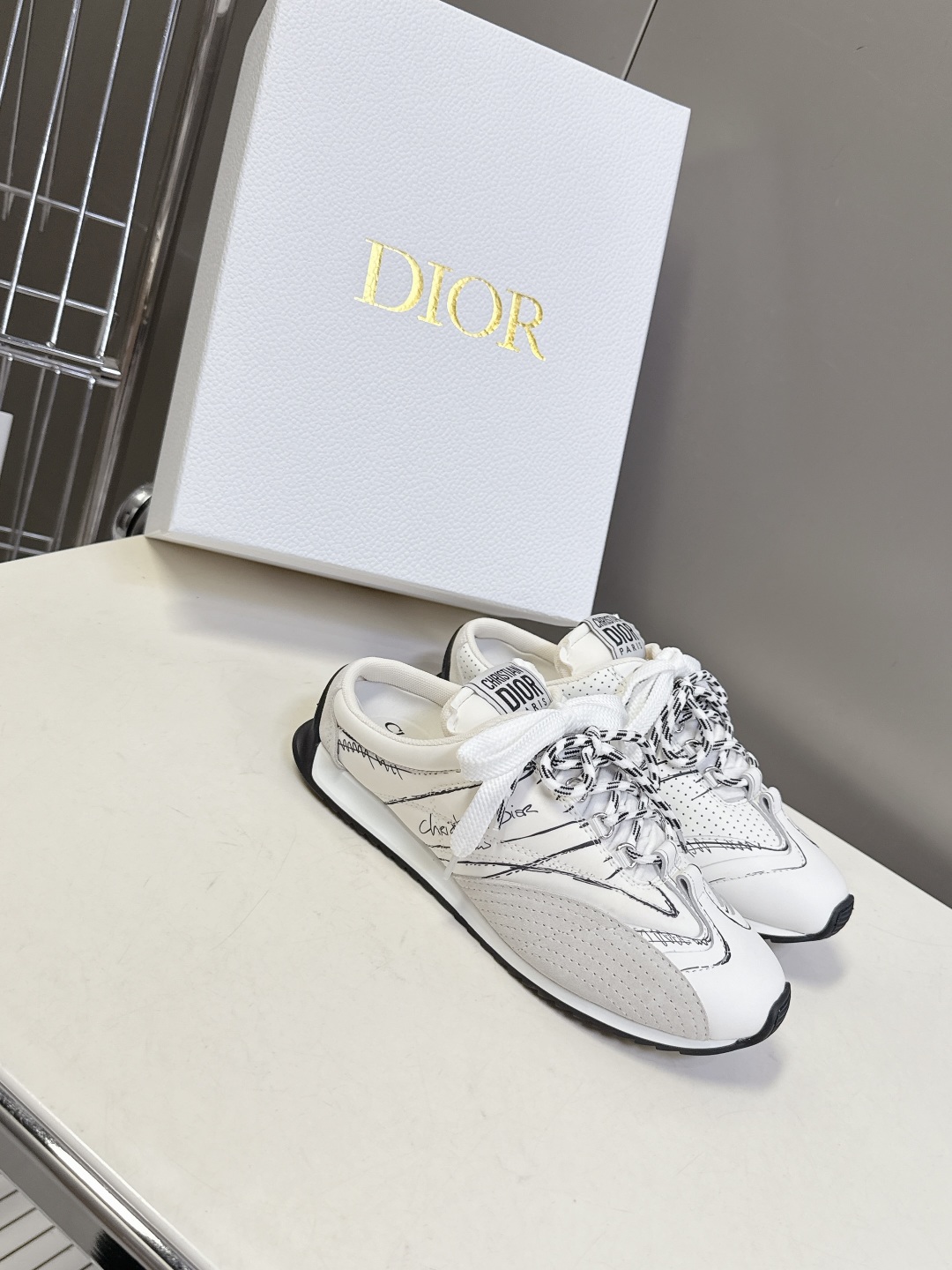  Dior迪奥春夏走秀款涂鸦素描德训鞋  阿甘鞋 半拖
太古汇RMB9000购入开发 25ss春夏秀场出