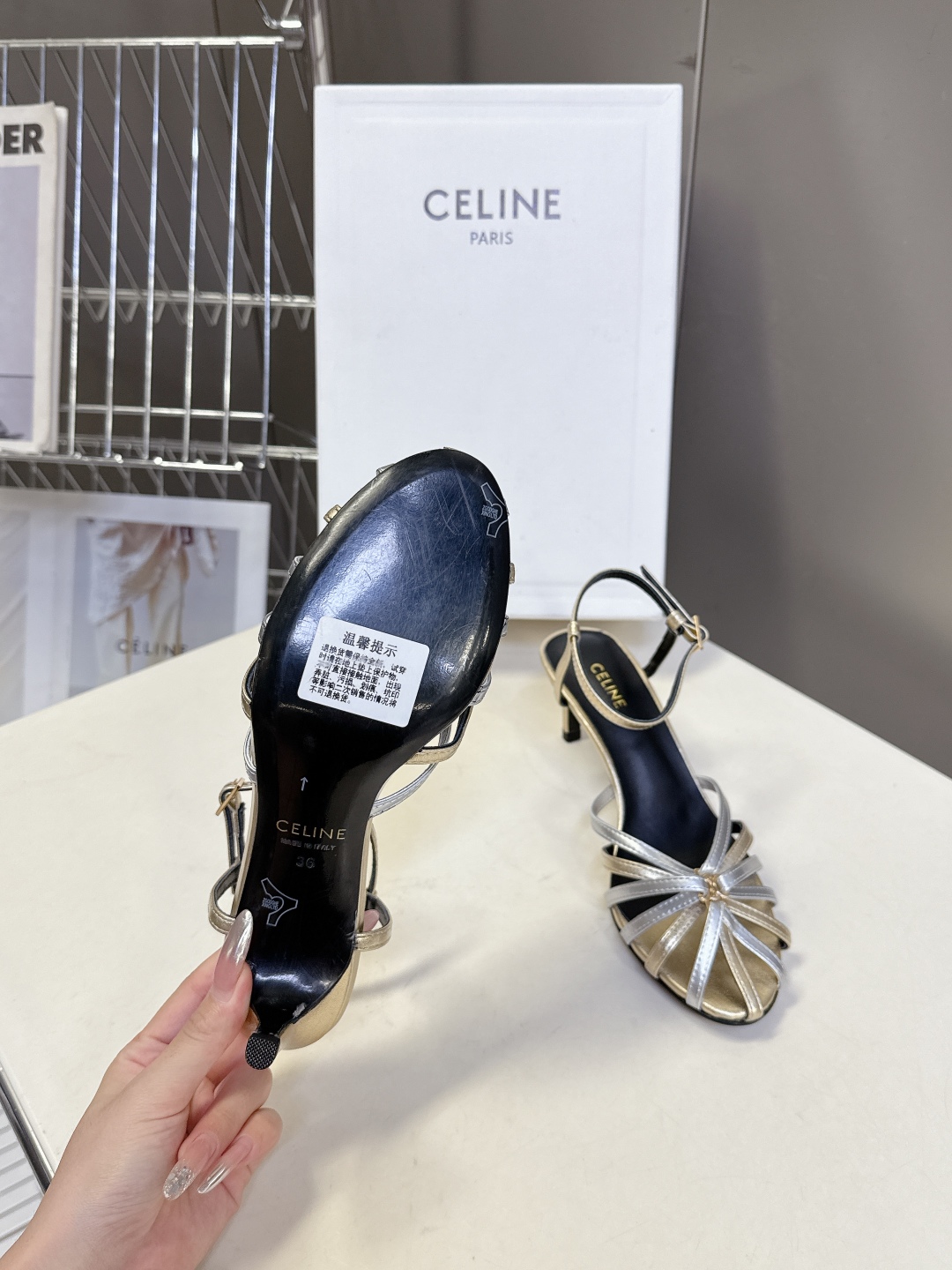  Celine春夏凯旋门时装鞋 柔美的露脚设计，脚踝绑带。

上脚真的超级显瘦超级美 C家特定的精致凯旋