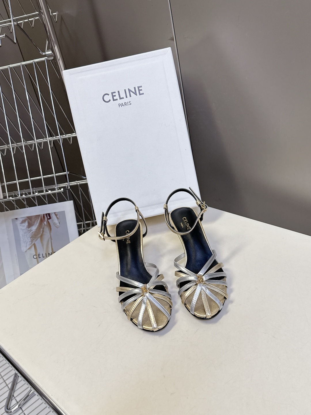  Celine春夏凯旋门时装鞋 柔美的露脚设计，脚踝绑带。

上脚真的超级显瘦超级美 C家特定的精致凯旋