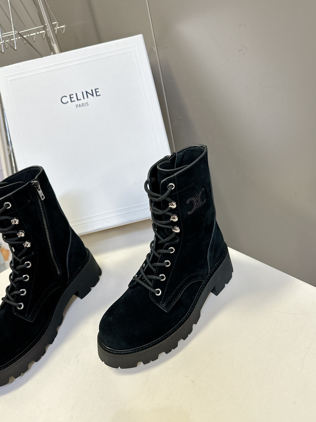  CELINE思琳秋冬最新走秀款Lisa同款马丁靴、好多明星网红上脚 无敌显瘦 上脚超级好看百搭 进口意