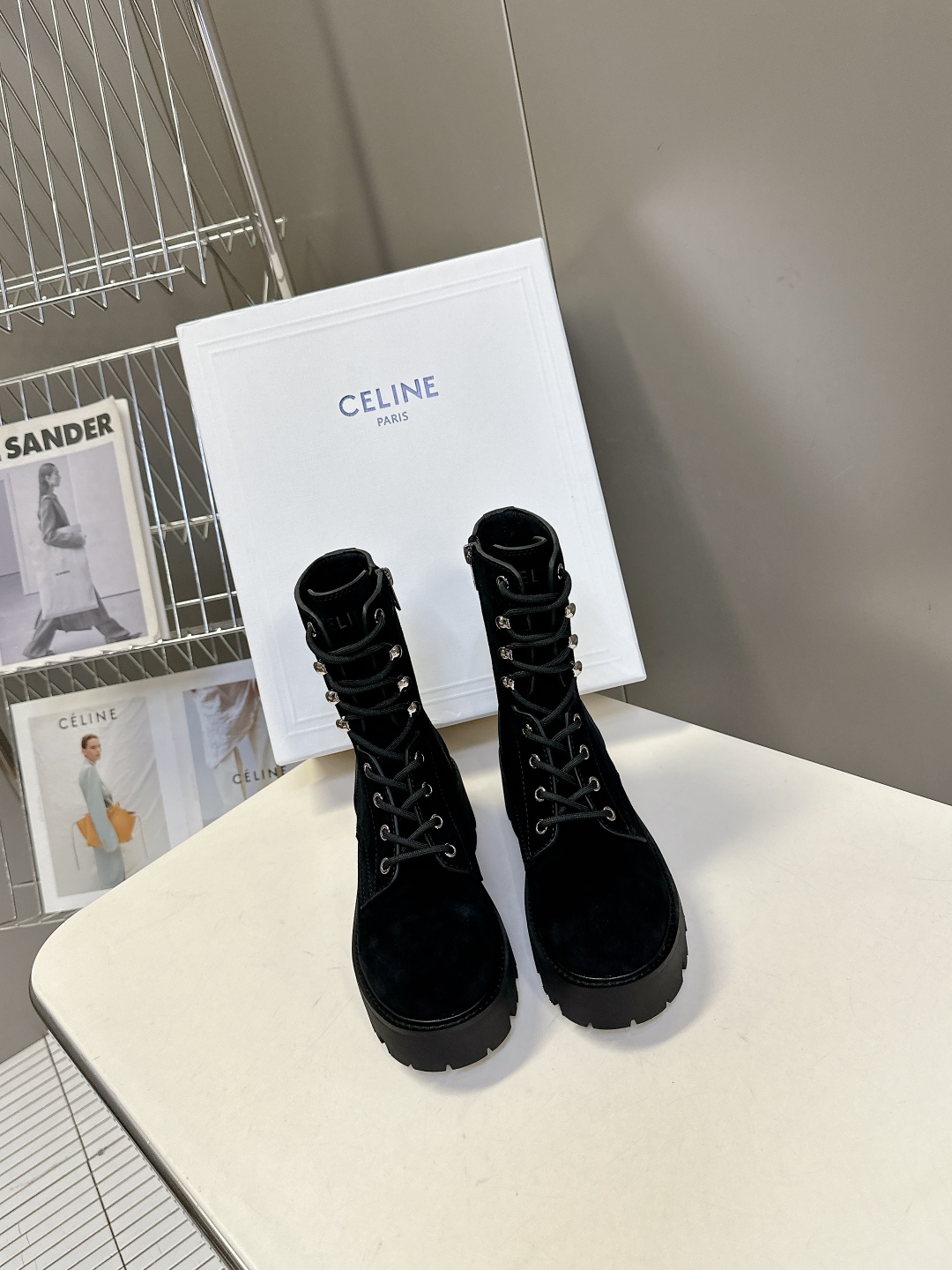  CELINE思琳秋冬最新走秀款Lisa同款马丁靴、好多明星网红上脚 无敌显瘦 上脚超级好看百搭 进口意