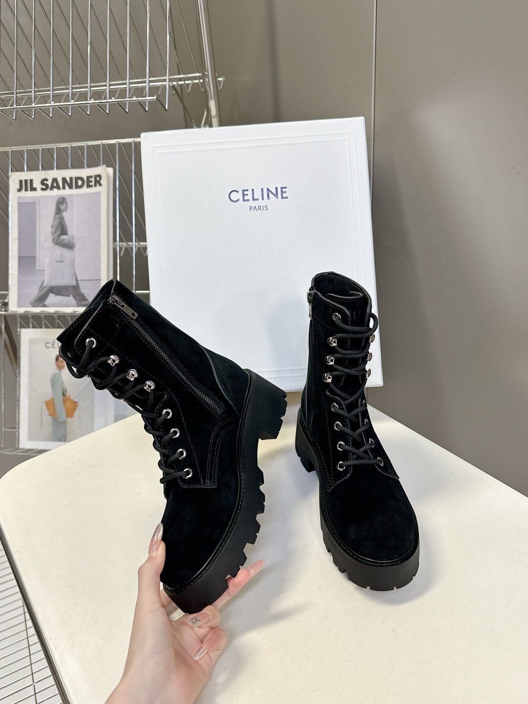  CELINE思琳秋冬最新走秀款Lisa同款马丁靴、好多明星网红上脚 无敌显瘦 上脚超级好看百搭 进口意