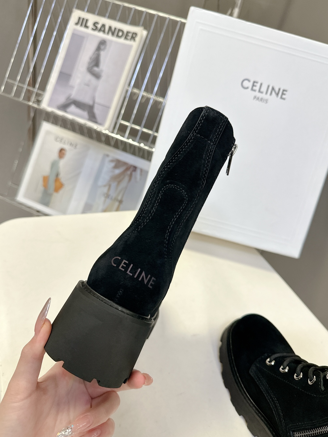  CELINE思琳秋冬最新走秀款Lisa同款马丁靴、好多明星网红上脚 无敌显瘦 上脚超级好看百搭 进口意