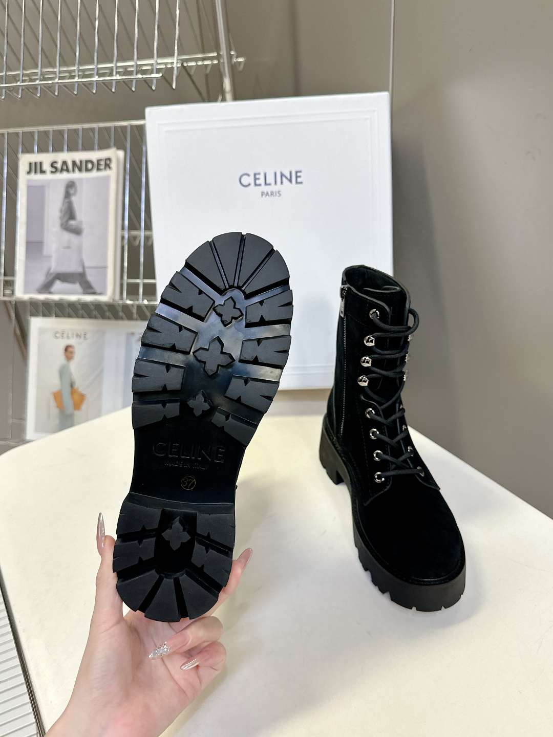  CELINE思琳秋冬最新走秀款Lisa同款马丁靴、好多明星网红上脚 无敌显瘦 上脚超级好看百搭 进口意