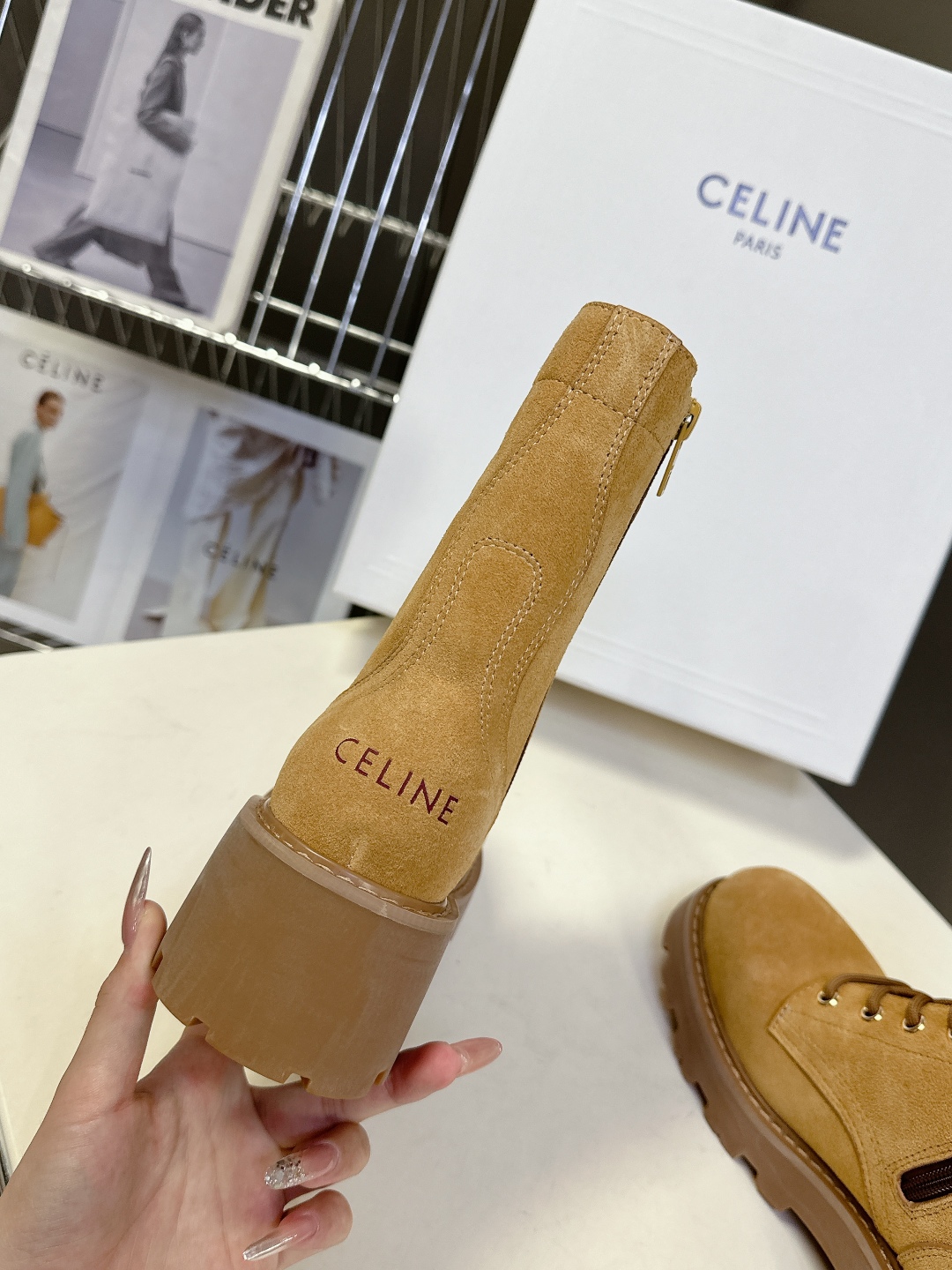  CELINE思琳秋冬最新走秀款Lisa同款马丁靴、好多明星网红上脚 无敌显瘦 上脚超级好看百搭 进口意