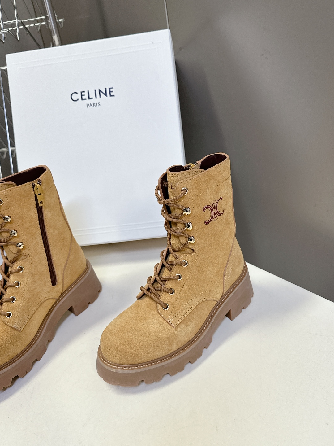  CELINE思琳秋冬最新走秀款Lisa同款马丁靴、好多明星网红上脚 无敌显瘦 上脚超级好看百搭 进口意