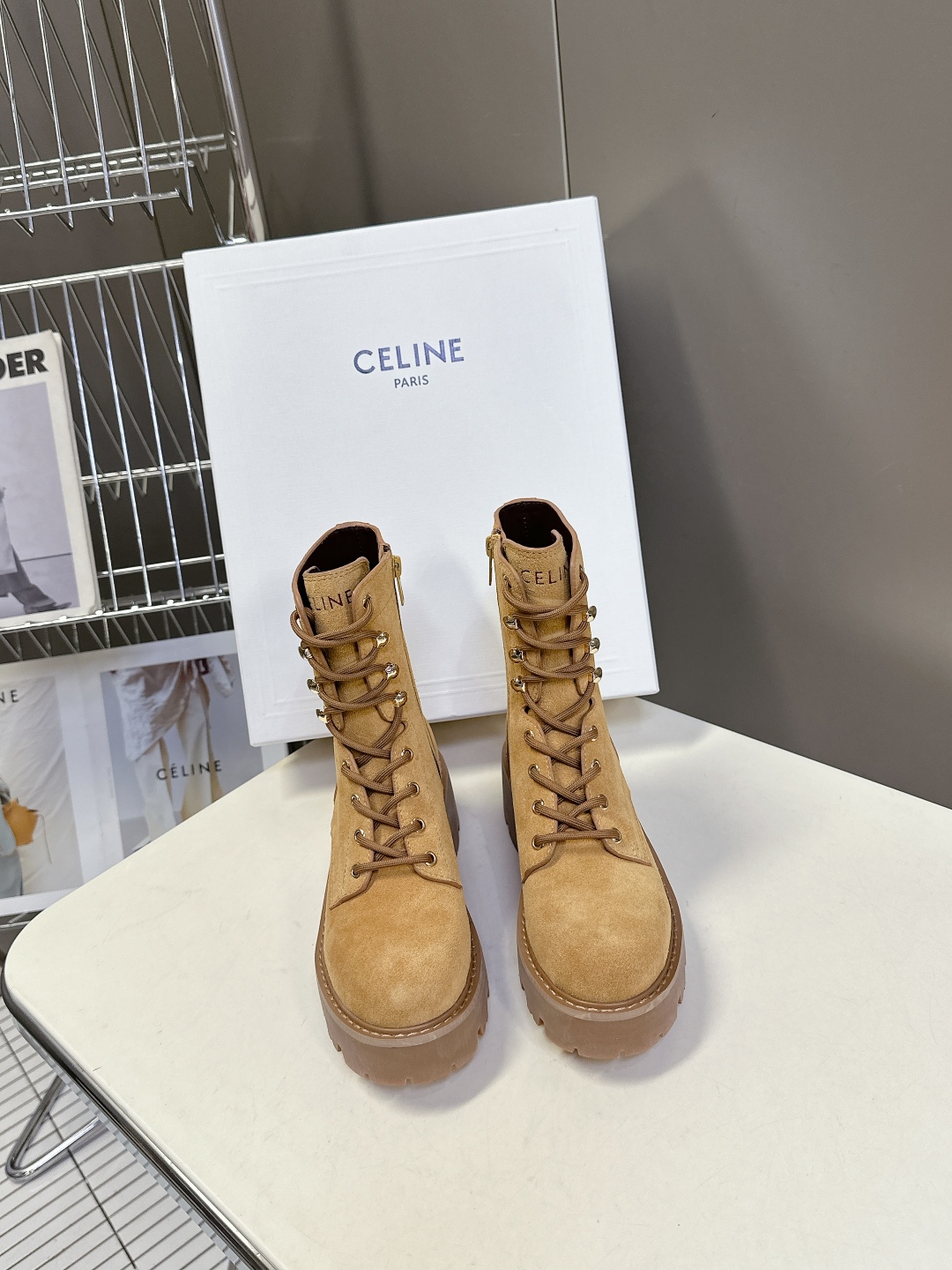  CELINE思琳秋冬最新走秀款Lisa同款马丁靴、好多明星网红上脚 无敌显瘦 上脚超级好看百搭 进口意