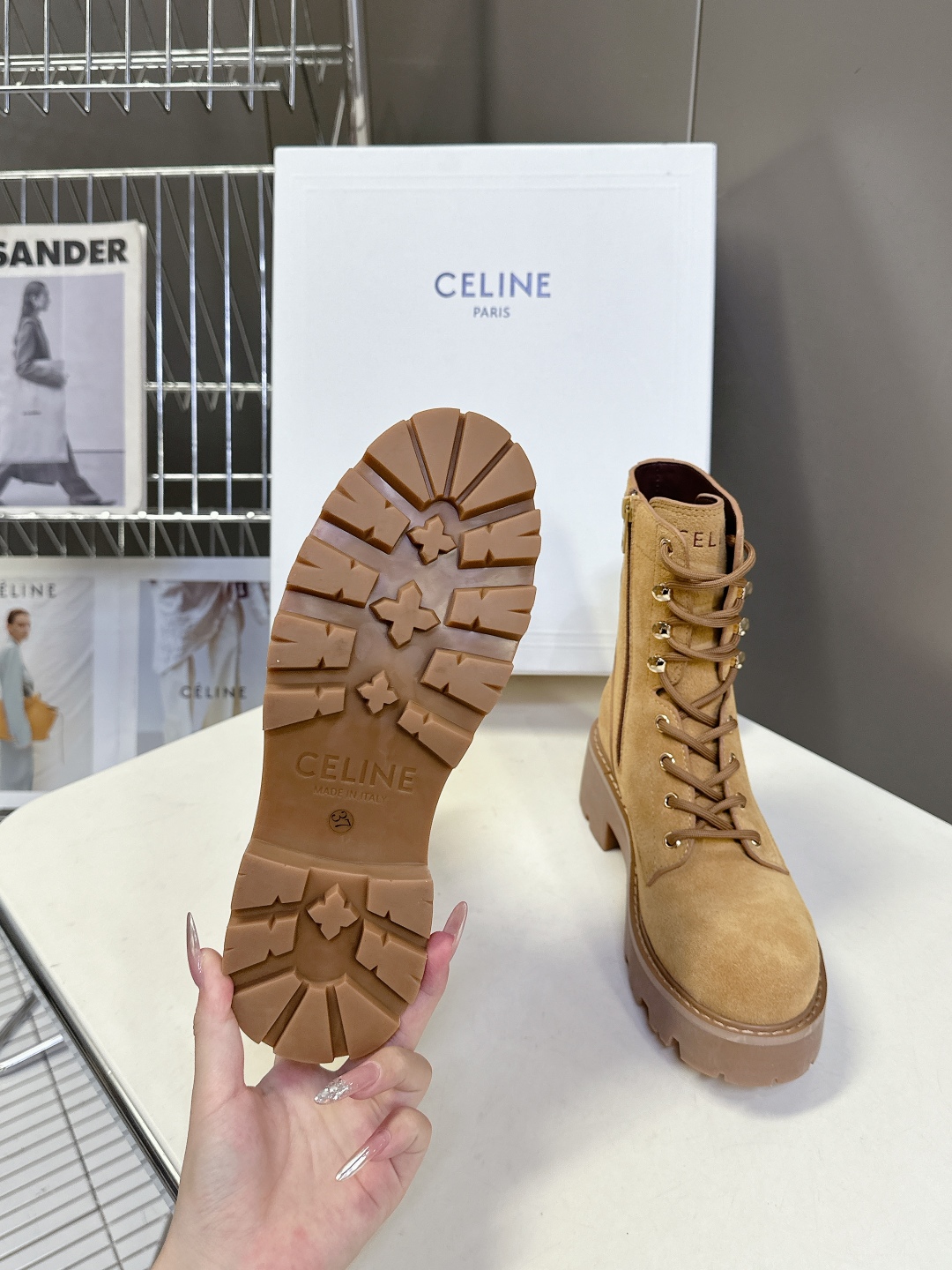  CELINE思琳秋冬最新走秀款Lisa同款马丁靴、好多明星网红上脚 无敌显瘦 上脚超级好看百搭 进口意