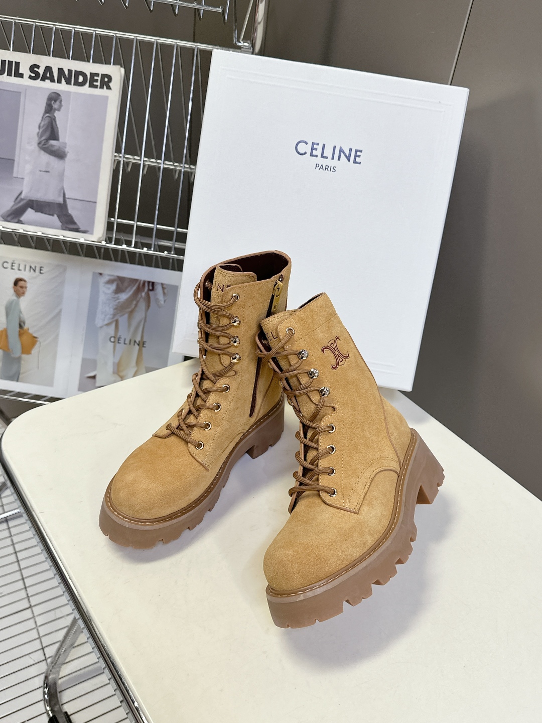  CELINE思琳秋冬最新走秀款Lisa同款马丁靴、好多明星网红上脚 无敌显瘦 上脚超级好看百搭 进口意