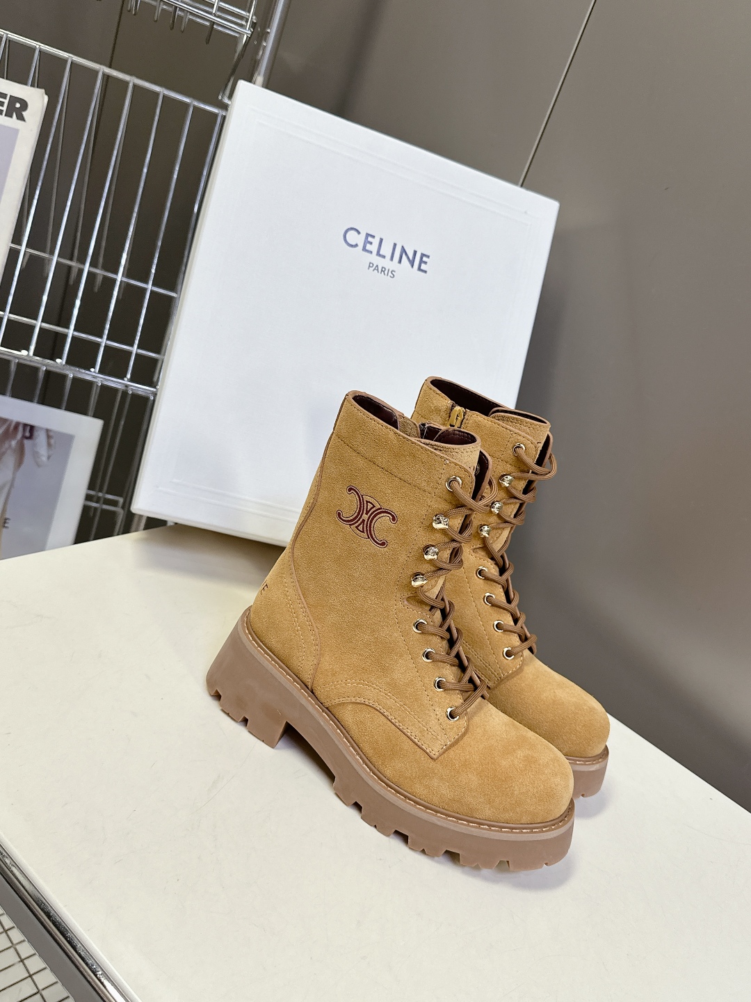  CELINE思琳秋冬最新走秀款Lisa同款马丁靴、好多明星网红上脚 无敌显瘦 上脚超级好看百搭 进口意