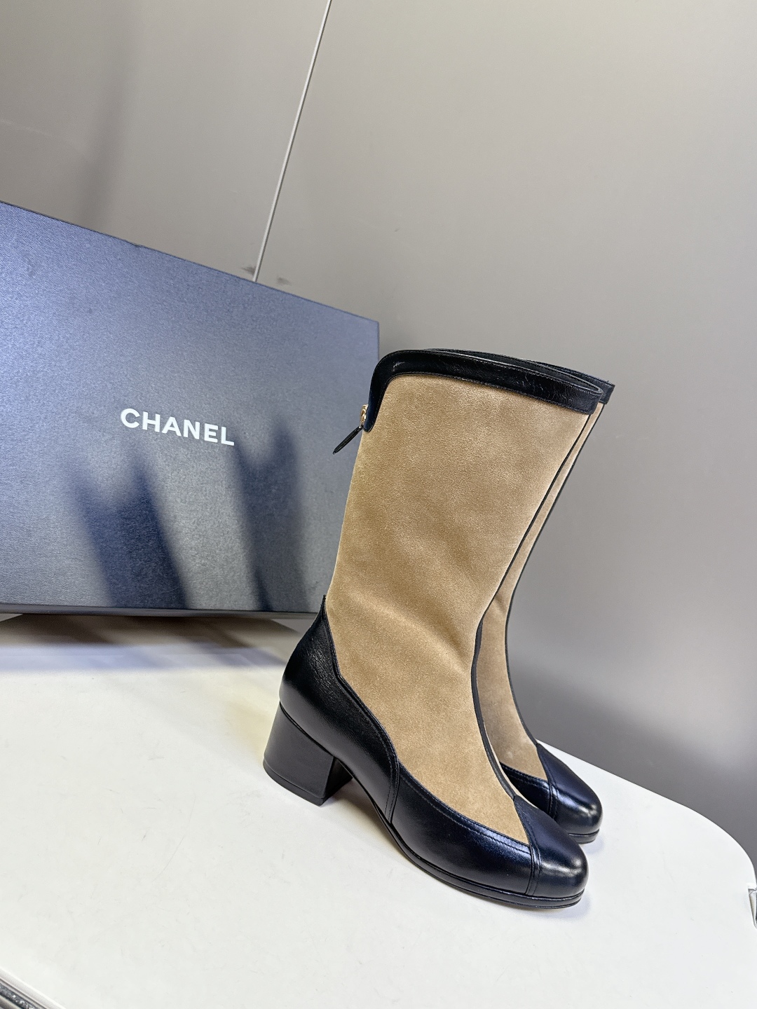  CHANEL香奈儿25A秋冬最新款粗跟长靴
小红书力推款 怎么搭配都好看 时髦精必备 香奈儿女士钟爱简