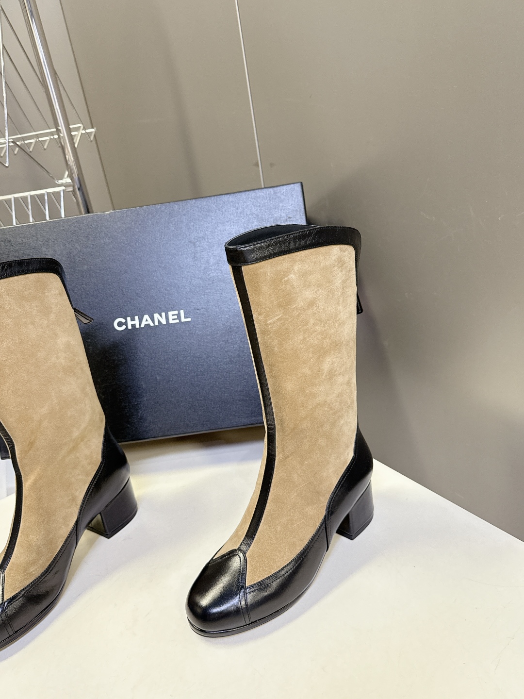  CHANEL香奈儿25A秋冬最新款粗跟长靴
小红书力推款 怎么搭配都好看 时髦精必备 香奈儿女士钟爱简