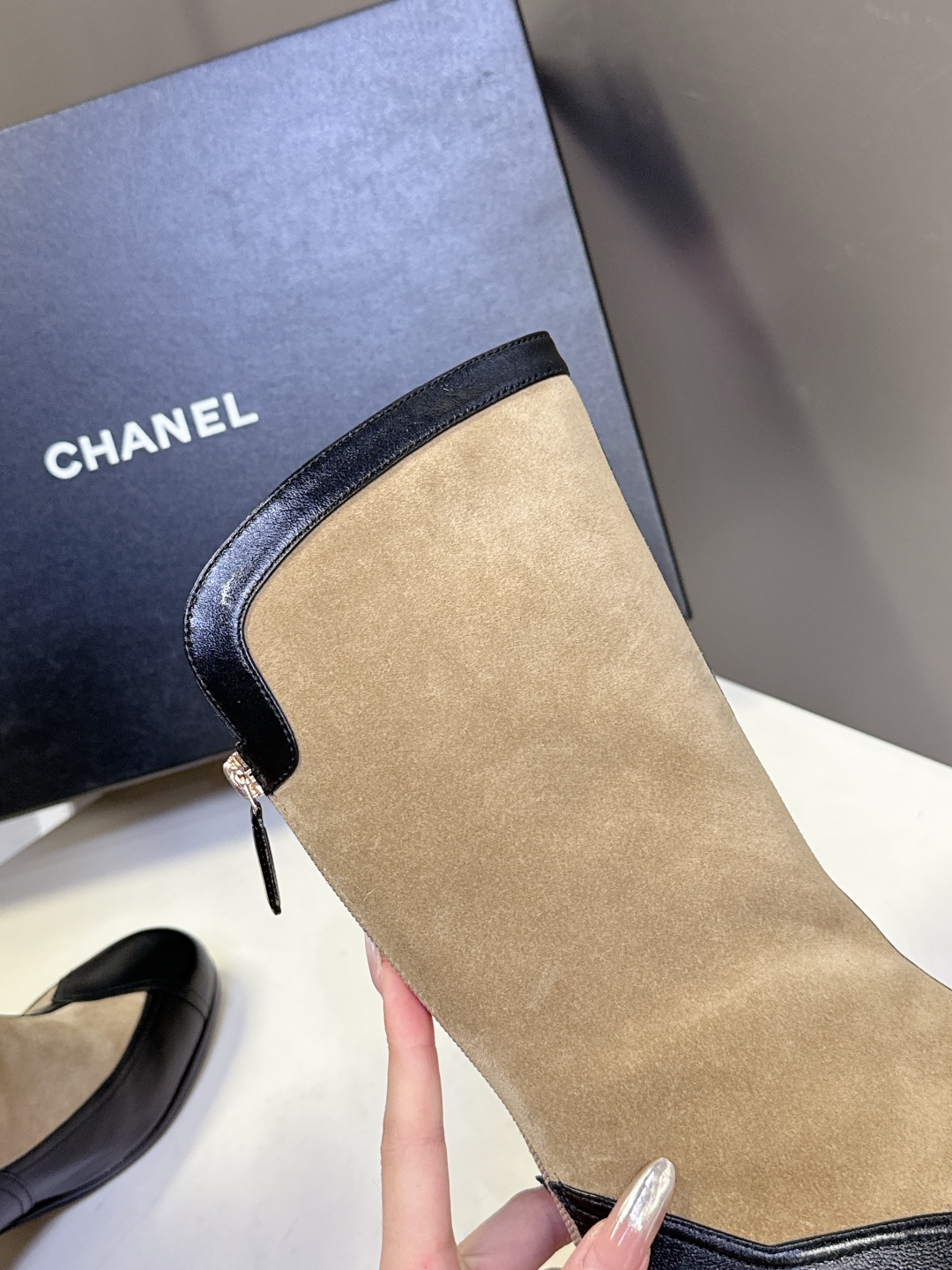  CHANEL香奈儿25A秋冬最新款粗跟长靴
小红书力推款 怎么搭配都好看 时髦精必备 香奈儿女士钟爱简