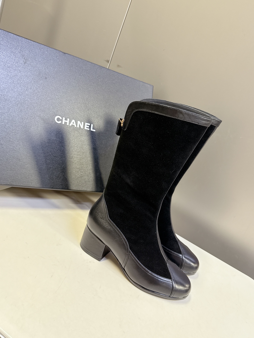  CHANEL香奈儿25A秋冬最新款粗跟长靴
小红书力推款 怎么搭配都好看 时髦精必备 香奈儿女士钟爱简