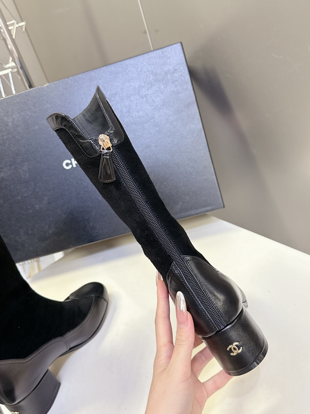  CHANEL香奈儿25A秋冬最新款粗跟长靴
小红书力推款 怎么搭配都好看 时髦精必备 香奈儿女士钟爱简