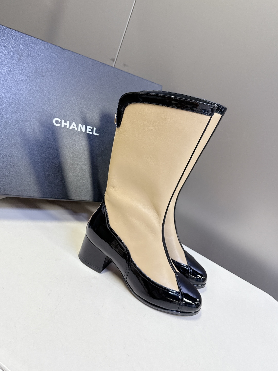  CHANEL香奈儿25A秋冬最新款粗跟长靴
小红书力推款 怎么搭配都好看 时髦精必备 香奈儿女士钟爱简