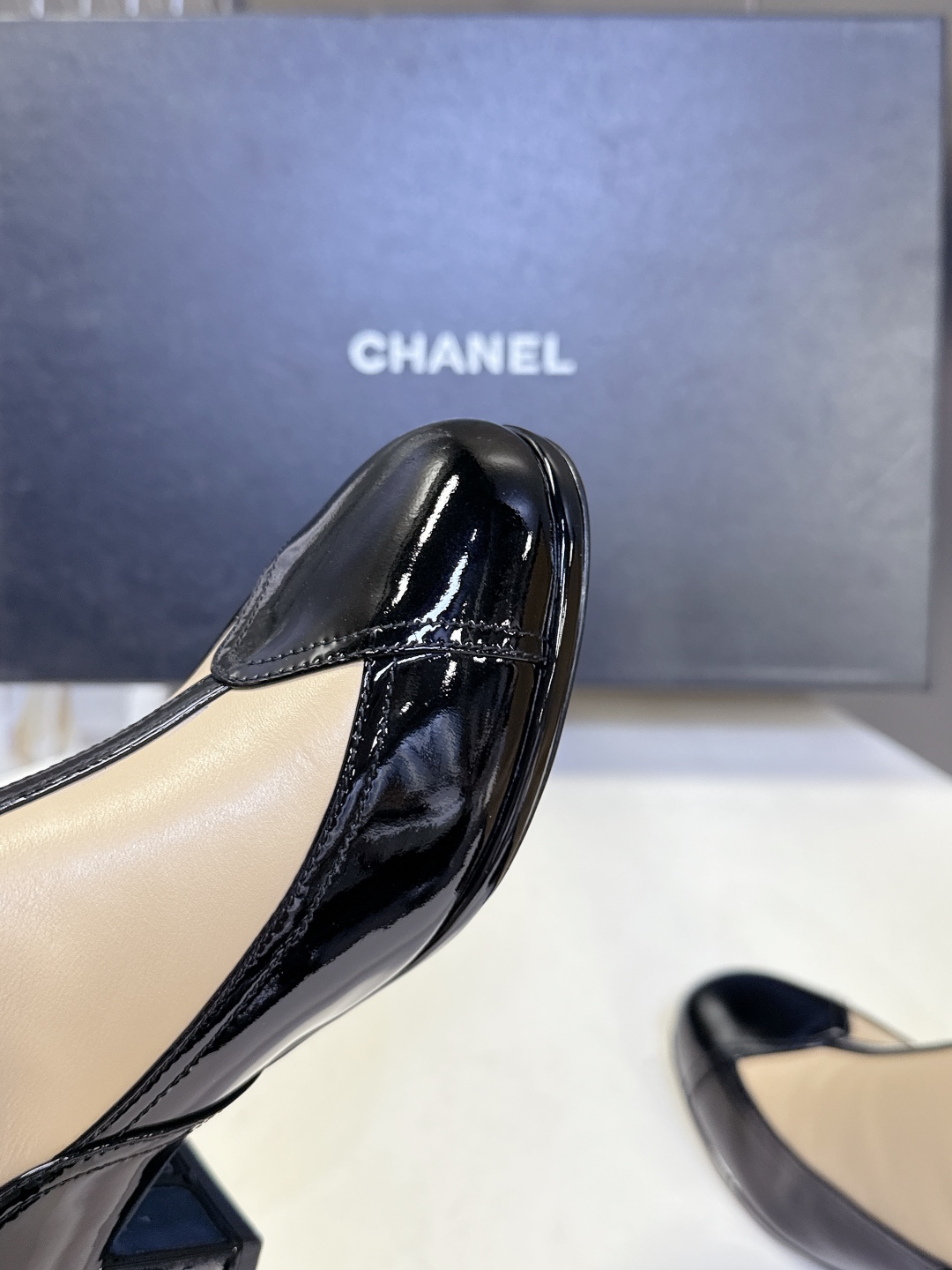  CHANEL香奈儿25A秋冬最新款粗跟长靴
小红书力推款 怎么搭配都好看 时髦精必备 香奈儿女士钟爱简