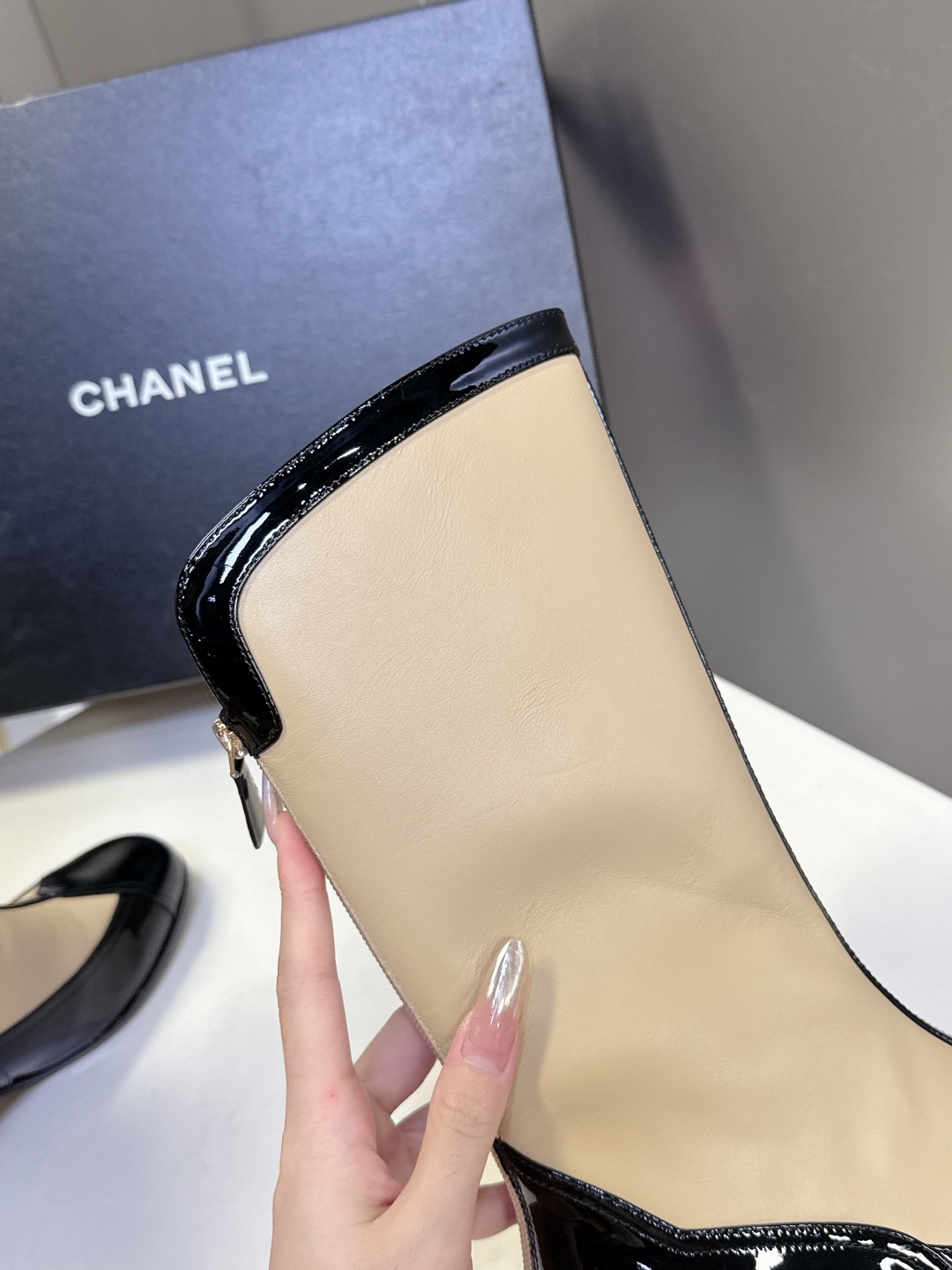  CHANEL香奈儿25A秋冬最新款粗跟长靴
小红书力推款 怎么搭配都好看 时髦精必备 香奈儿女士钟爱简