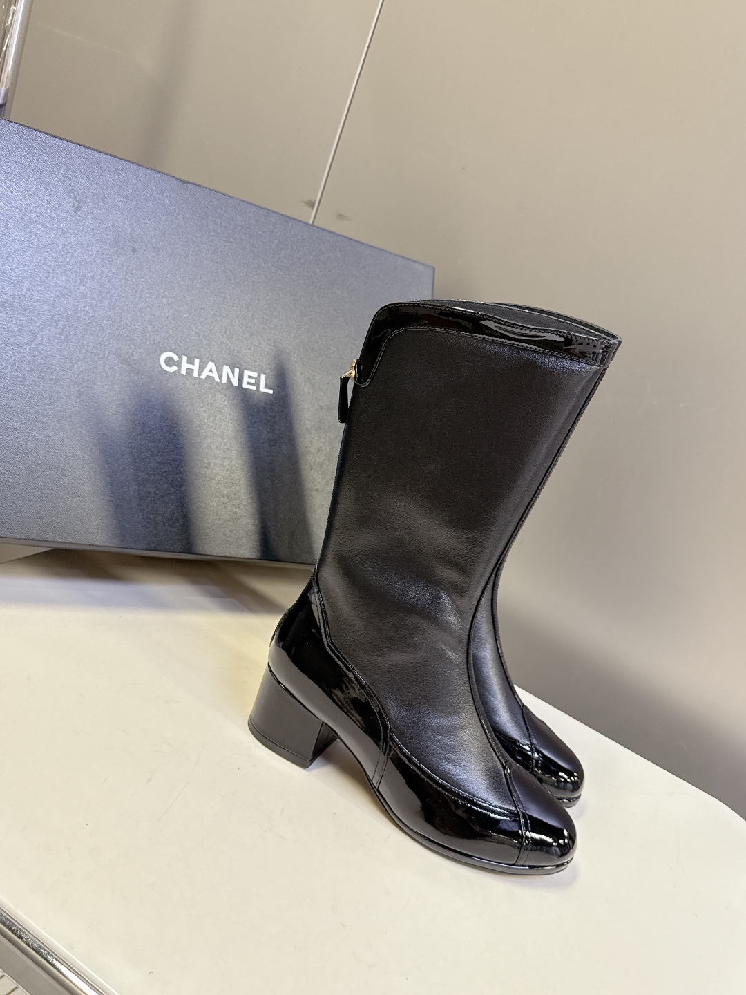  CHANEL香奈儿25A秋冬最新款粗跟长靴
小红书力推款 怎么搭配都好看 时髦精必备 香奈儿女士钟爱简