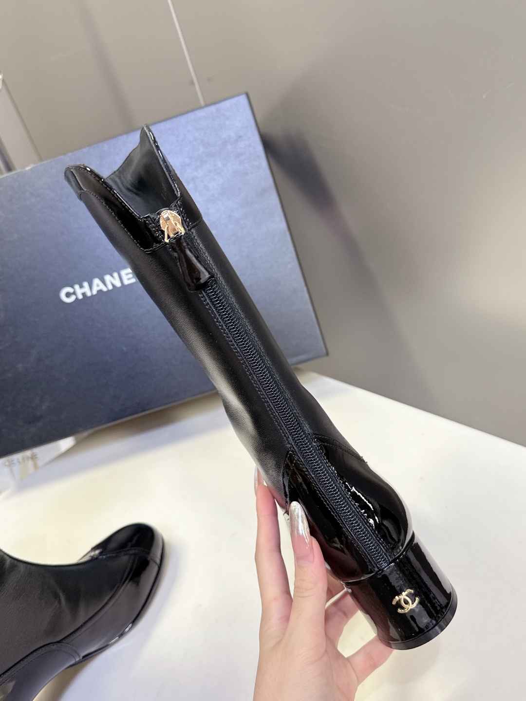  CHANEL香奈儿25A秋冬最新款粗跟长靴
小红书力推款 怎么搭配都好看 时髦精必备 香奈儿女士钟爱简
