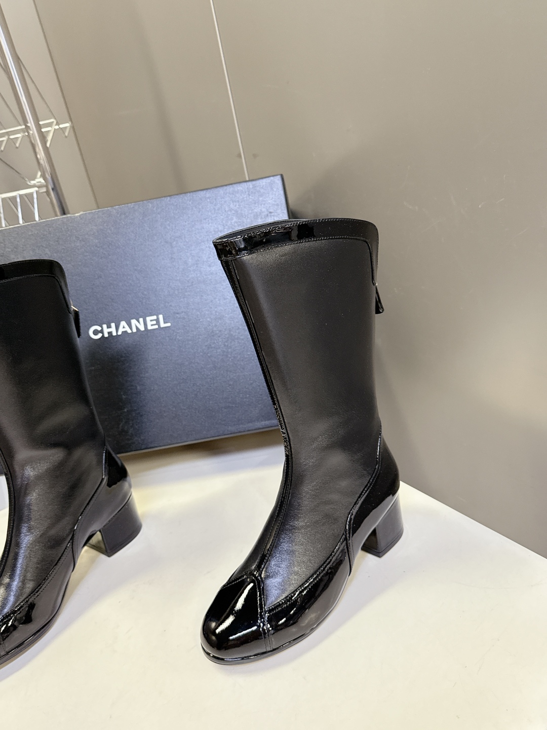  CHANEL香奈儿25A秋冬最新款粗跟长靴
小红书力推款 怎么搭配都好看 时髦精必备 香奈儿女士钟爱简