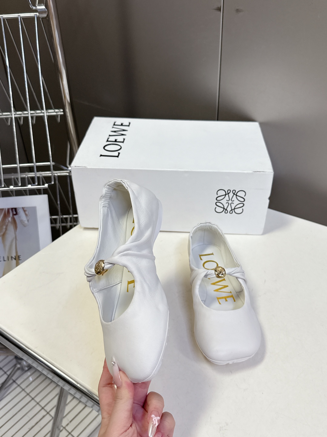  LOEWE罗意威春夏最新款 芭蕾舞鞋
  这款Pebble Soft 是芭蕾平底鞋与穆勒鞋的优雅结合，
