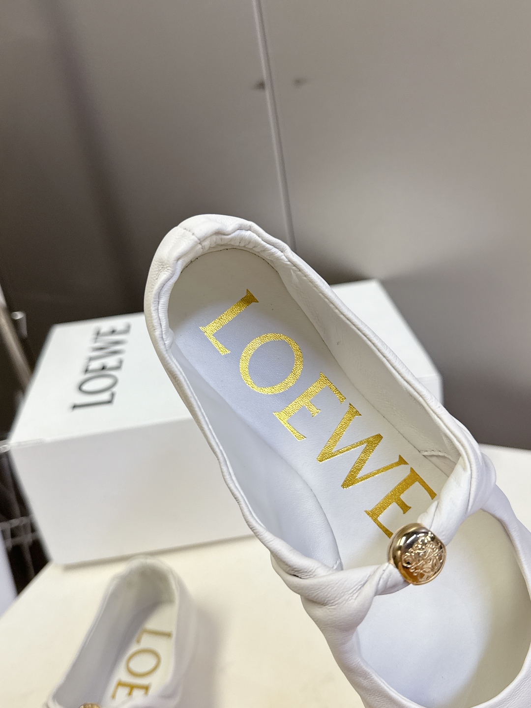  LOEWE罗意威春夏最新款 芭蕾舞鞋
  这款Pebble Soft 是芭蕾平底鞋与穆勒鞋的优雅结合，