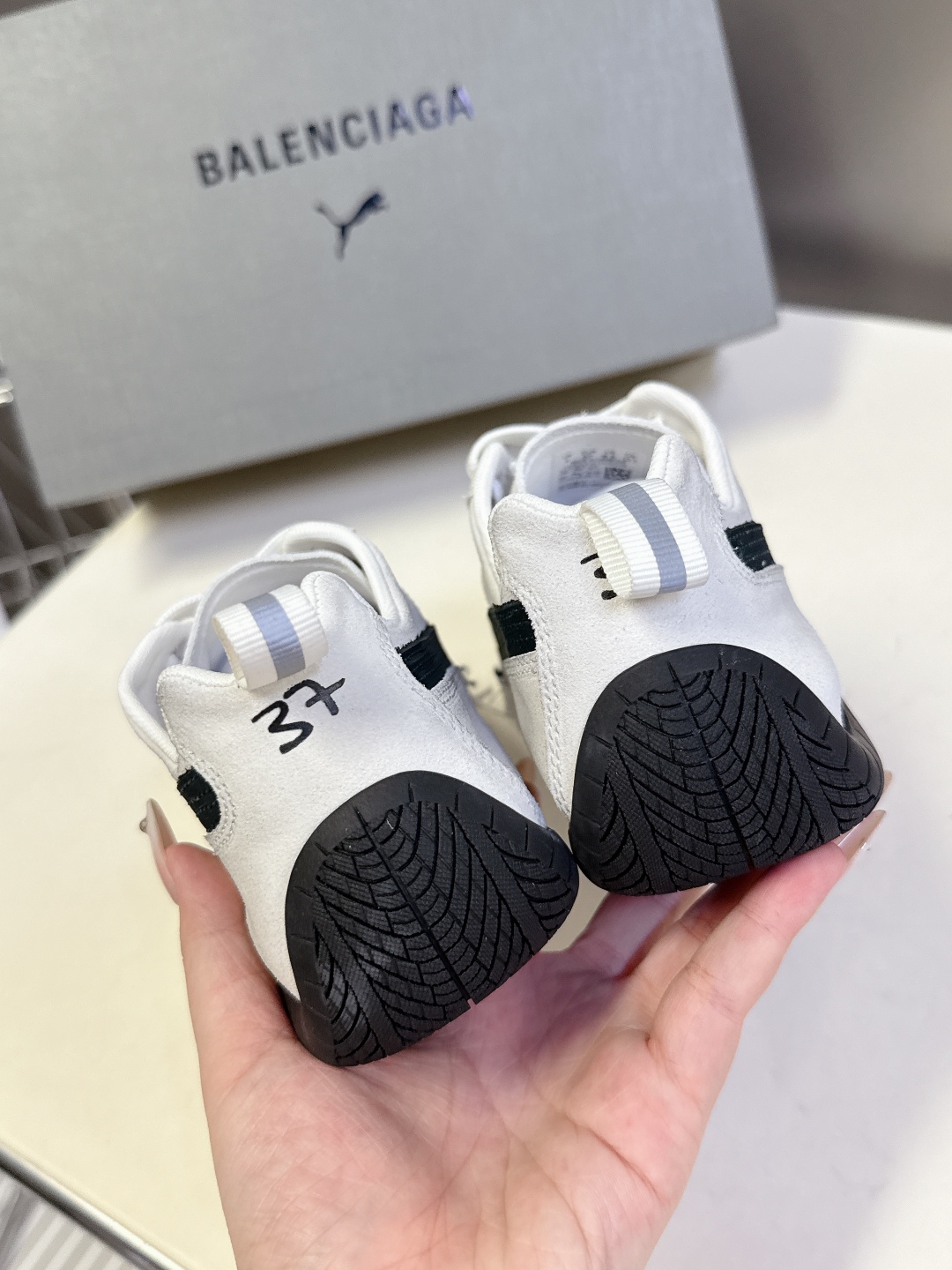  Balenciaga x Puma彪马最新联名款 德训鞋

巴黎家秀场出镜率最高的单品 好多明星时尚博