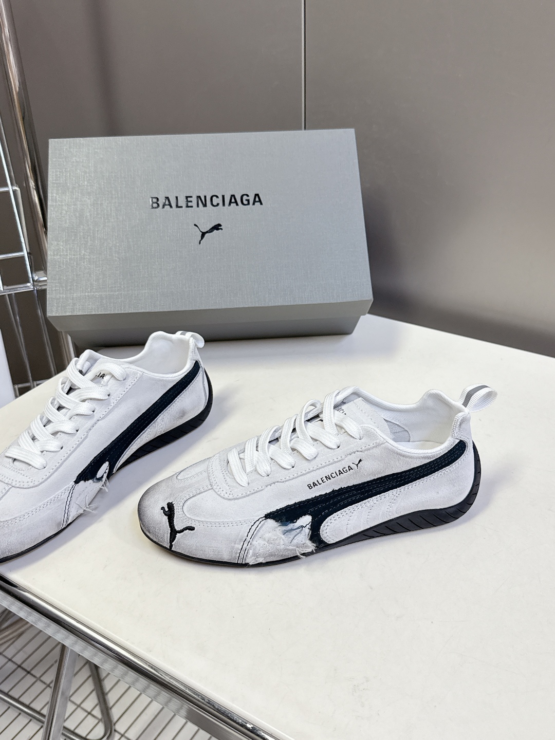  Balenciaga x Puma彪马最新联名款 德训鞋

巴黎家秀场出镜率最高的单品 好多明星时尚博