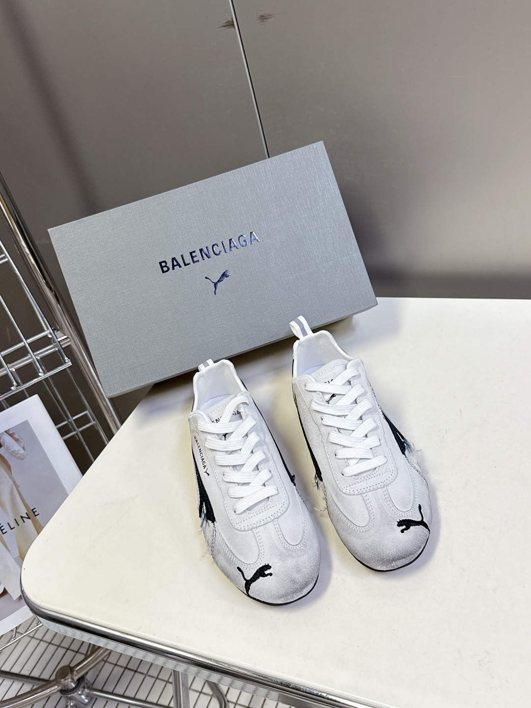  Balenciaga x Puma彪马最新联名款 德训鞋

巴黎家秀场出镜率最高的单品 好多明星时尚博