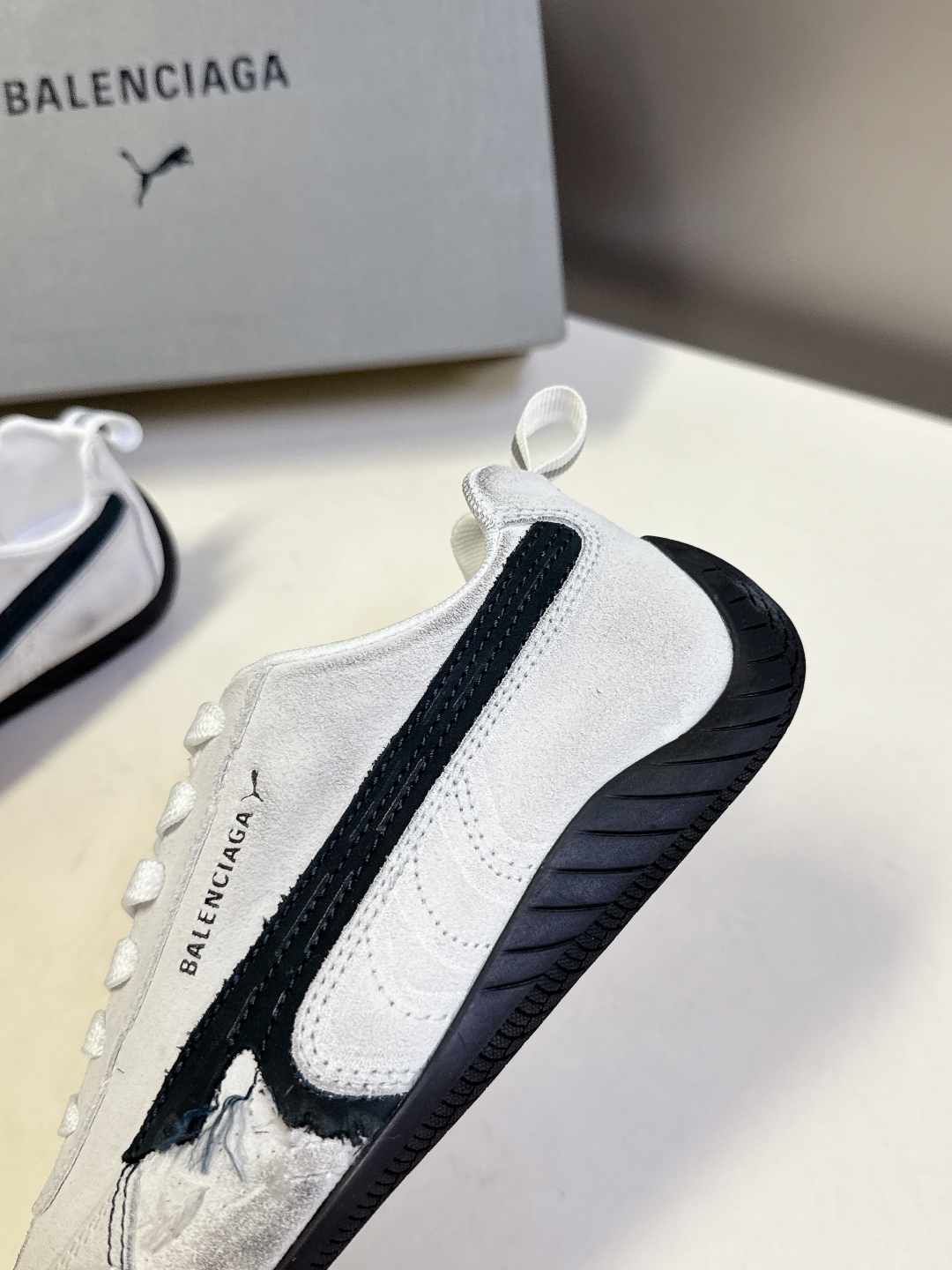  Balenciaga x Puma彪马最新联名款 德训鞋

巴黎家秀场出镜率最高的单品 好多明星时尚博