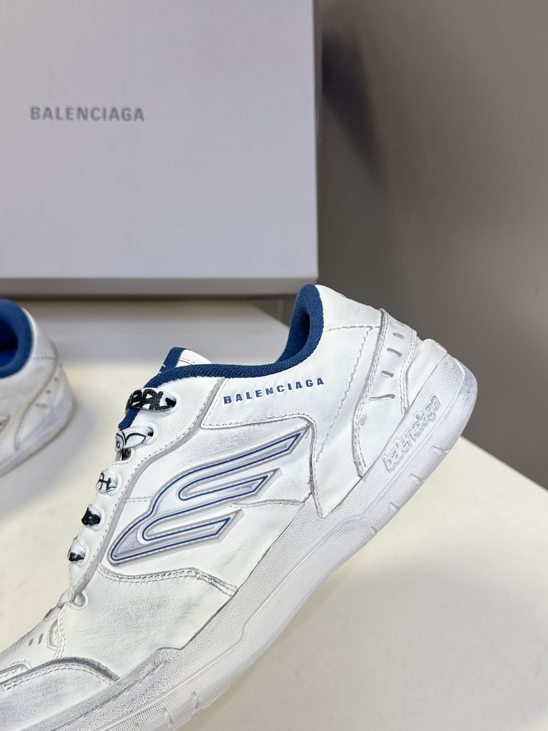 BaLenciaga巴黎世家最新秋冬款HamP tons情侣运动鞋
超多明星网红种草 它
