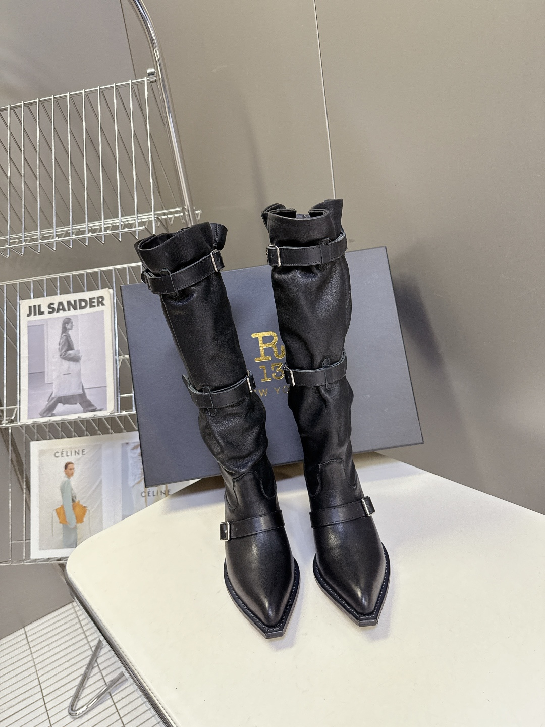 NO:449351,The latest style of R13 trendy brand autumn and winter, lazy style buckle European and American style thick heel boots, Western denim boots, many celebrity celebrity grass, many ways to wear, the strap can be adjusted at will, long or short, and can be relaxed, the pleated boot body has a casual slack feeling, the metal buckle adds coolness, very fashionable and wild, one foot to show an unruly aura, you will be chased and asked when walking on the road, the upper is imported cow back velvet, the inner foot pad is imported sheepskin Heel height: 5cm imported from Italy, thick leather soles Size: 35-41 (40 41 custom made without return), boots, boots, sheepskin, Leather soles19860909R13潮牌秋冬最新款 慵懒风扣带欧美风粗跟长靴 西部牛仔靴 超多明星网红种草 多种穿法 带子可随意调节 可长可短 可松弛 褶皱靴身自带随性松弛感 金属扣带又添酷飒劲儿 时髦得很野生 一脚蹬出不羁气场 走在路上就是会被追着问的存在 鞋面采用进口牛反绒 内里垫脚进口羊皮 跟高:5cm意大利进口加厚真皮大底 Size:35-41（40 41定做不退换）,靴子,boots,sheepskin,Leather soles,Women's Shoes