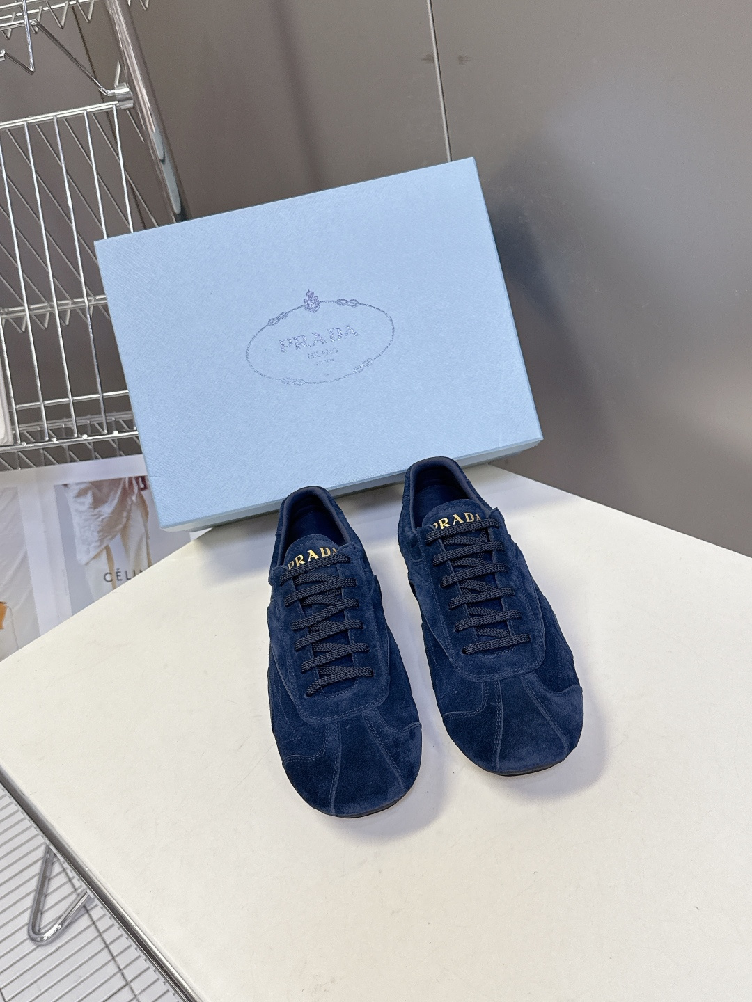 NO:449322,Men's clothing 10 PRADA's latest retro couple style German training shoes Many celebrity fashion bloggers plant grass catwalk style retro and fashionable, casual and versatile, fashionable and easy to match, fashionable and easy to control, every year it will be enough to conquer you, wear it, casual and fashionable, both without mistakes, simple and handsome on the feet, imported high mercerized cowhide (upper is used) inner inner sheepskin Original non-slip rubber outsole Size35-40 Men 39-44, casual shoes/sports shoes, prada, prada, sneakers, cowhide, sheepskin19860909男装10 PRADA普拉达最新款复古情侣款 德训鞋  超多明星时尚博主种草 走秀款 复古感时髦满满 随意百搭 时尚休闲 独到味道人人都爱也轻松驾驭 每年都会爆足以征服你,穿上它,休闲时髦 两不失误 上脚简单帅气 面料进口高丝光牛皮（鞋面做旧处理） 内里内里羊皮 原版防滑橡胶大底Size35-40 男39-44,休闲鞋/运动鞋,prada,prada,sneakers,cowhide,sheepskin,Women's Shoes