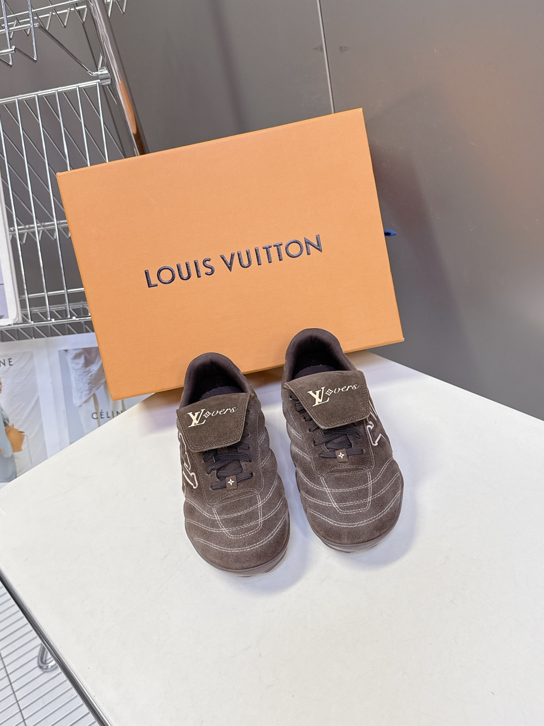 NO:449366,LV Louis Vuitton's latest Footprint series Couple football sneakers Original purchase and development Made this Footprint Soccer sneakers were unveiled at the 2025 Spring and Summer Fashion Show. It is the first sports shoes designed by Pharrell Williams for football. The shoes are inspired by football sports that spans generations and culture. The shoes are known for their smooth design, with dynamic IV Initials logo on the sides, and the tongue is embellished with Lvers United badges inspired by the football team, and the sole pattern rubber sole is decorated with a variety of Louis Vuitton logos. The delivery counter is exquisitely packaged. Fabric: original imported cowhide cowhide inner original custom soft sheepskin lining. Sole original open molded two-color TPU combination sole. Sole thickness 3.5CM Size: women's model 35-41 / Men's 39-45, casual shoes/sports shoes, louis vuitton, louis vuitton, versace, sneakers, cowhide, sheepskin19860909LV路易威登最新Footprint系列 情侣款足球运动鞋 原版购入开发 做货 这款 Footprint Soccer 运动鞋于2025春夏系列时装展中亮相,是Pharrell Williams 首次以足球鞋为灵感设计的运动鞋.鞋款的灵感来自跨越世代和文化的足球运动 鞋款以流丽的设计著称,侧面以富动感的IV Initials标志点缀,鞋舌缀有灵感来自足球队伍的Lvers United徽章,而脚掌纹橡胶鞋底饰有多款路易威登标志 配送专柜精美包装 面料:原版进口头层牛皮 内里原版定制柔软羊皮里 鞋底原版开模双色TPU组合底 底厚3.5CM Size:女款35-41 / 男款39-45,休闲鞋/运动鞋,louis vuitton,louis vuitton,versace,sneakers,cowhide,sheepskin,Women's Shoes