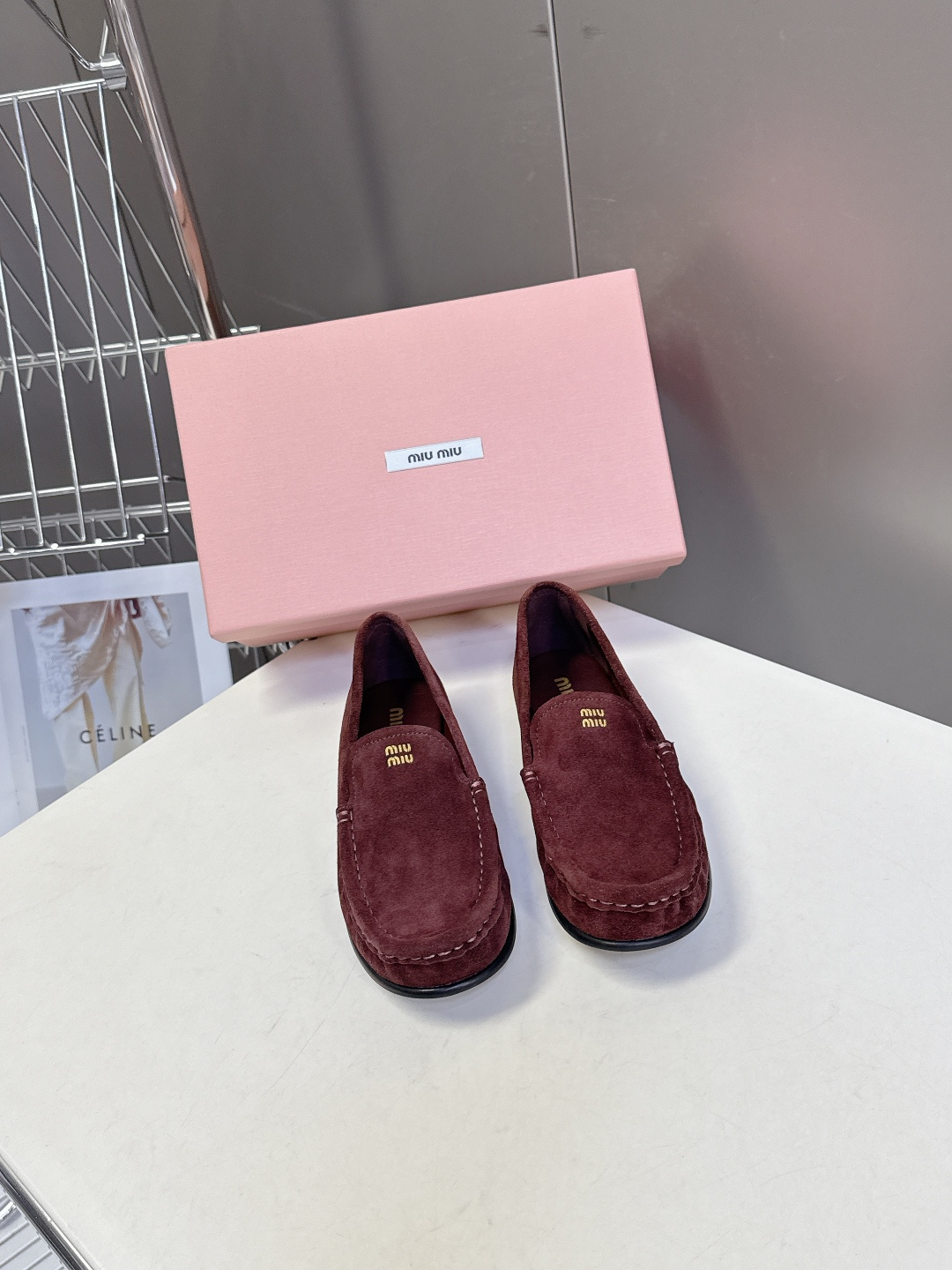 NO:438385,MiuMiu Miu Miu's latest autumn and winter show style, loafers, a lot of celebrities and internet celebrities, and the most popular items with super-looking appearances in recent years. This loafer is no exception. The simple design concept and the brand's classic logo make it look extremely simple!  Really make a pair of items that can be used regardless of age, occupation, or outfit. The leather material is made of imported Gao Mercury Yangjing, inner mixed-bred sheepskin, original private model outsole Size35-40, loafers, miumiu, loafers, sheepskin, sheep19860909MiuMiu缪缪2025秋冬最新走秀款 乐福鞋 超多明星网红种草 秀款出镜率超高的单品 这几年老钱风穿搭超级 这款乐福鞋也不例外 简约的设计理念搭配品牌经典的logo做点缀显得格外极简！真的做到一双不分年龄不分职业不分穿搭都可以驾驭的单品 皮料选用进口高丝光羊京 内里混种羊皮 原版私模大底 Size35-40,乐福鞋,miumiu,loafers,sheepskin,sheep,Women's Shoes