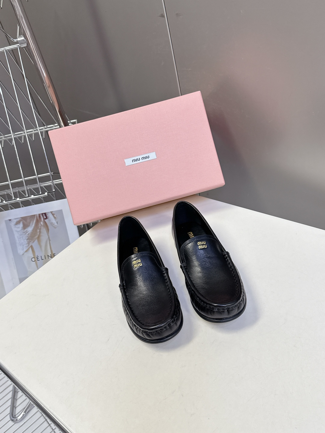 NO:449315,MiuMiu Miu Miu's latest autumn and winter show style, loafers, a lot of celebrities and internet celebrities, and the most popular items with super-looking appearances in recent years. This loafer is no exception. The simple design concept and the brand's classic logo make it look extremely simple!  Really make a pair of items that can be used regardless of age, occupation, or outfit. The leather material is made of imported Gao Mercury Yangjing, inner mixed-bred sheepskin, original private model outsole Size35-40, loafers, miumiu, loafers, sheepskin, sheep19860909MiuMiu缪缪2025秋冬最新走秀款 乐福鞋 超多明星网红种草 秀款出镜率超高的单品 这几年老钱风穿搭超级 这款乐福鞋也不例外 简约的设计理念搭配品牌经典的logo做点缀显得格外极简！真的做到一双不分年龄不分职业不分穿搭都可以驾驭的单品 皮料选用进口高丝光羊京 内里混种羊皮 原版私模大底 Size35-40,乐福鞋,miumiu,loafers,sheepskin,sheep,Women's Shoes