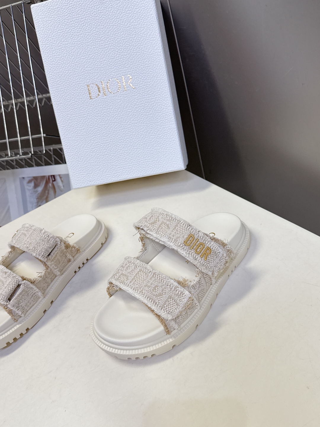  Dior迪奥春夏最新款魔术贴凉鞋、超多明星网红种草、夏天必备 经典的版型设计➕上迪奥LOGO五金点缀、