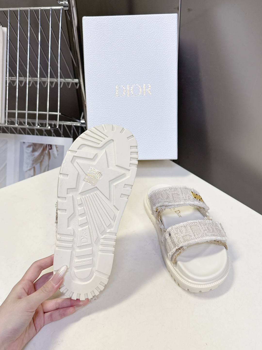  Dior迪奥春夏最新款魔术贴凉鞋、超多明星网红种草、夏天必备 经典的版型设计➕上迪奥LOGO五金点缀、
