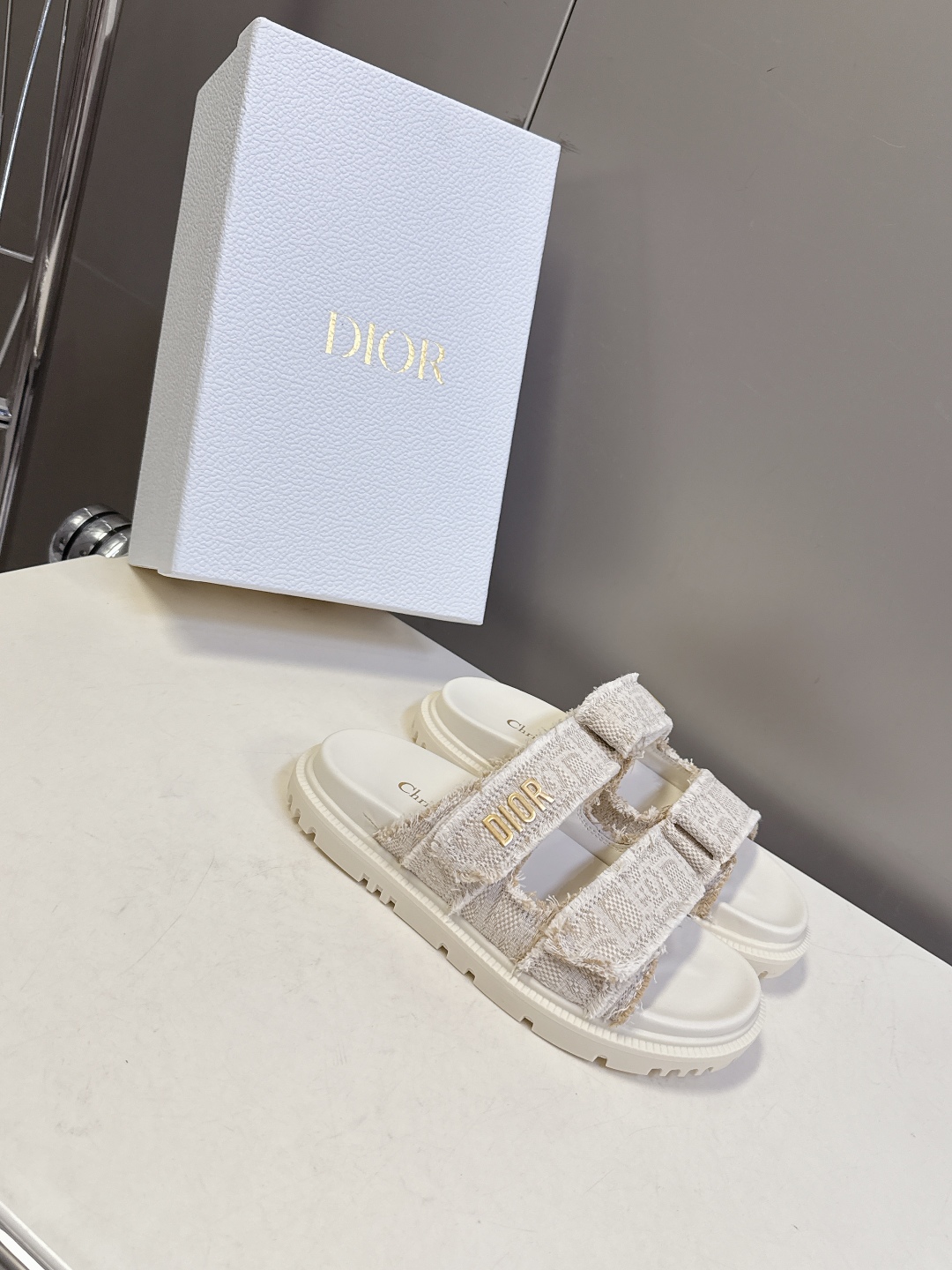  Dior迪奥春夏最新款魔术贴凉鞋、超多明星网红种草、夏天必备 经典的版型设计➕上迪奥LOGO五金点缀、