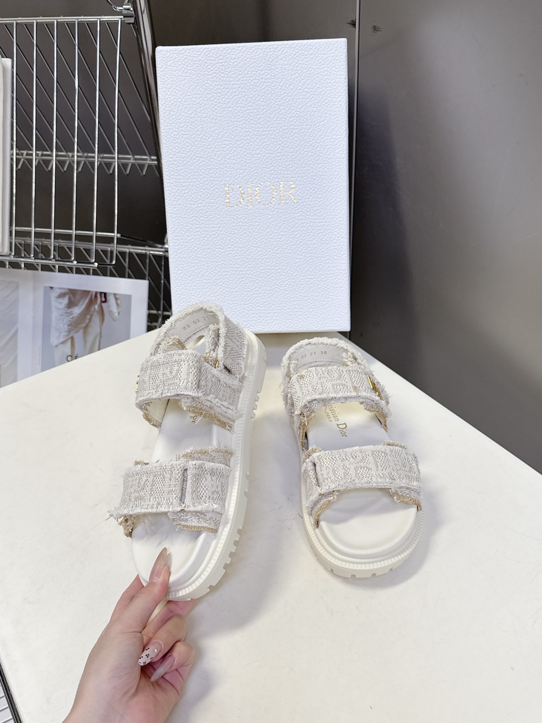  Dior迪奥春夏最新款魔术贴凉鞋、超多明星网红种草、夏天必备 经典的版型设计➕上迪奥LOGO五金点缀、
