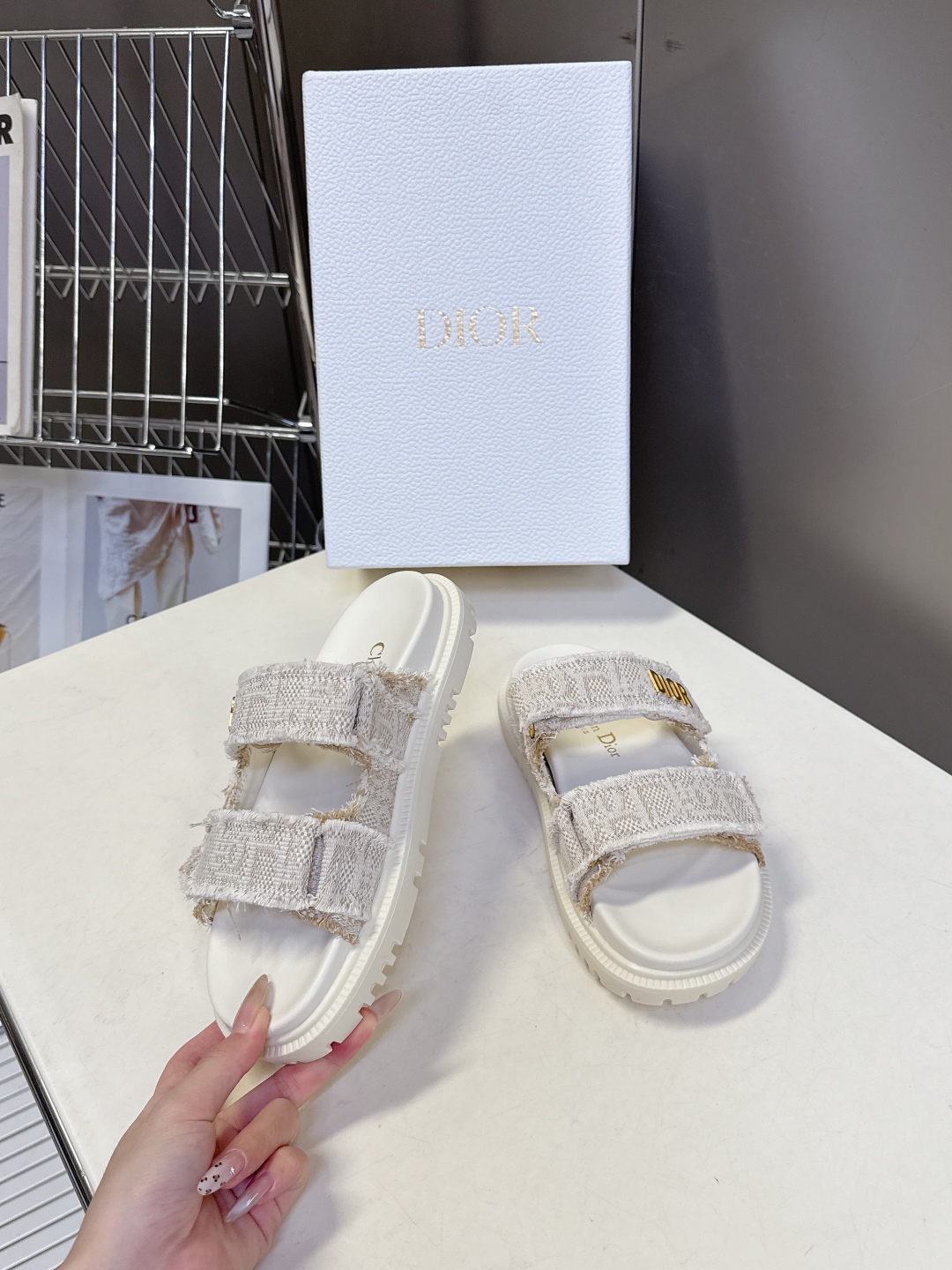  Dior迪奥春夏最新款魔术贴凉鞋、超多明星网红种草、夏天必备 经典的版型设计➕上迪奥LOGO五金点缀、