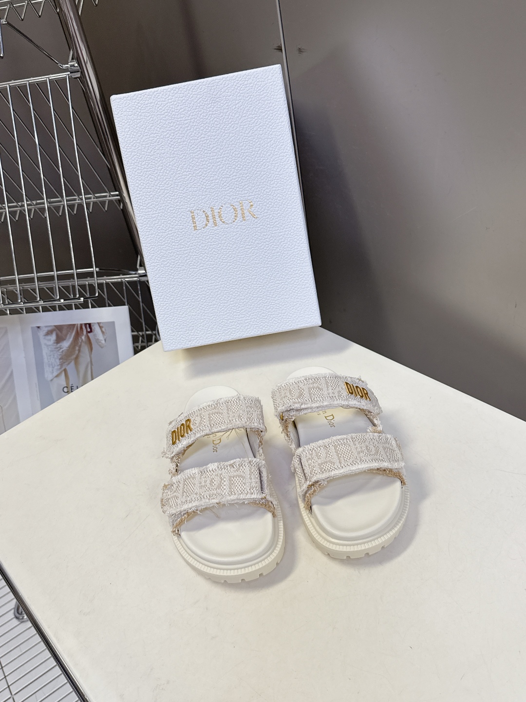 Dior迪奥春夏最新款魔术贴凉鞋、超多明星网红种草、夏天必备 经典的版型设计➕上迪奥LOGO五金点缀、